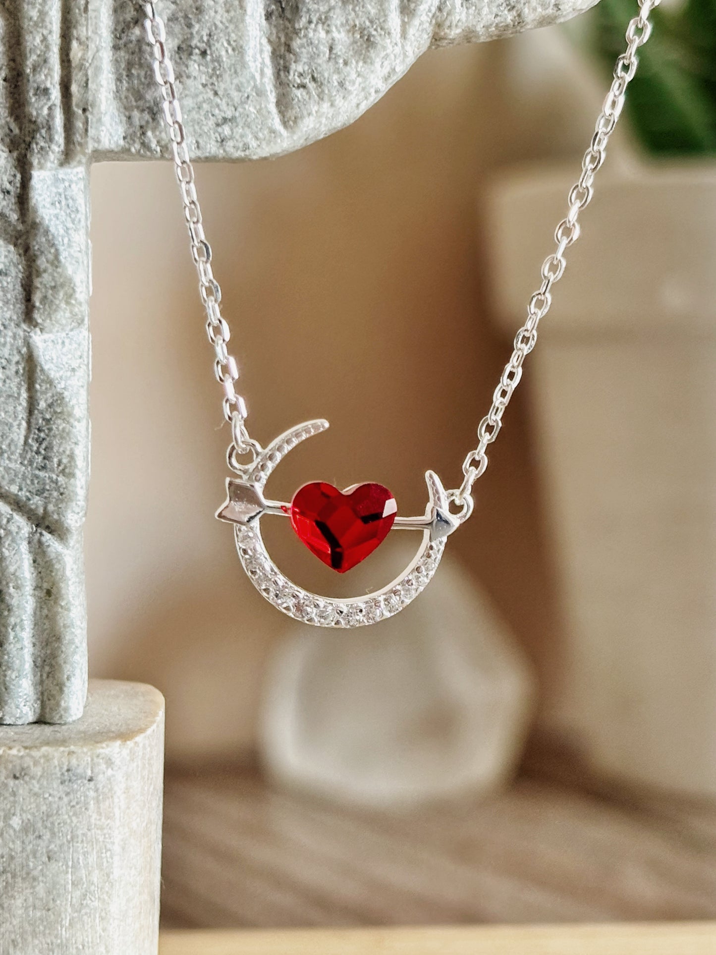 Collar flechazo corazón rubí