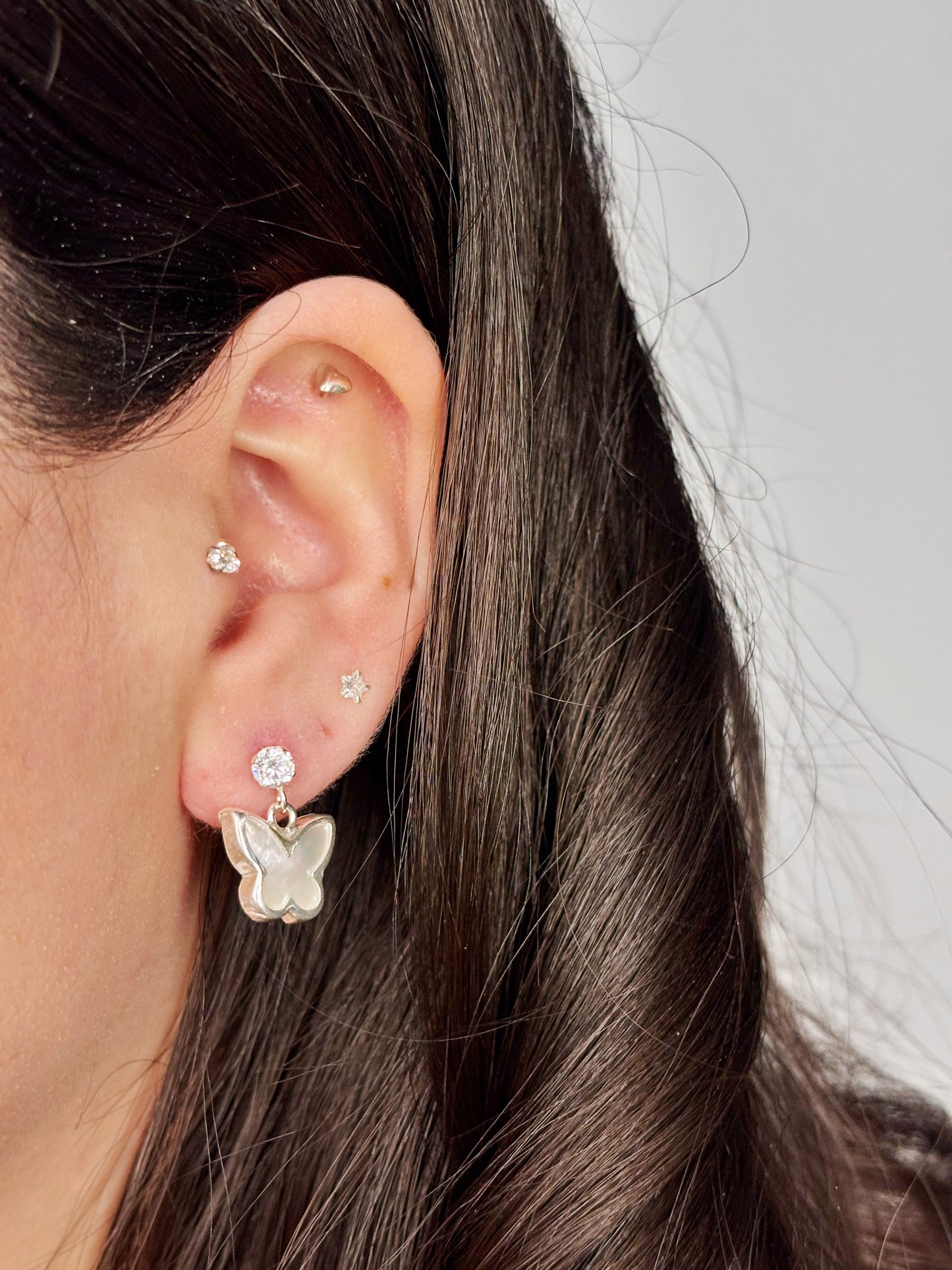 Aros circón con mariposa nacar