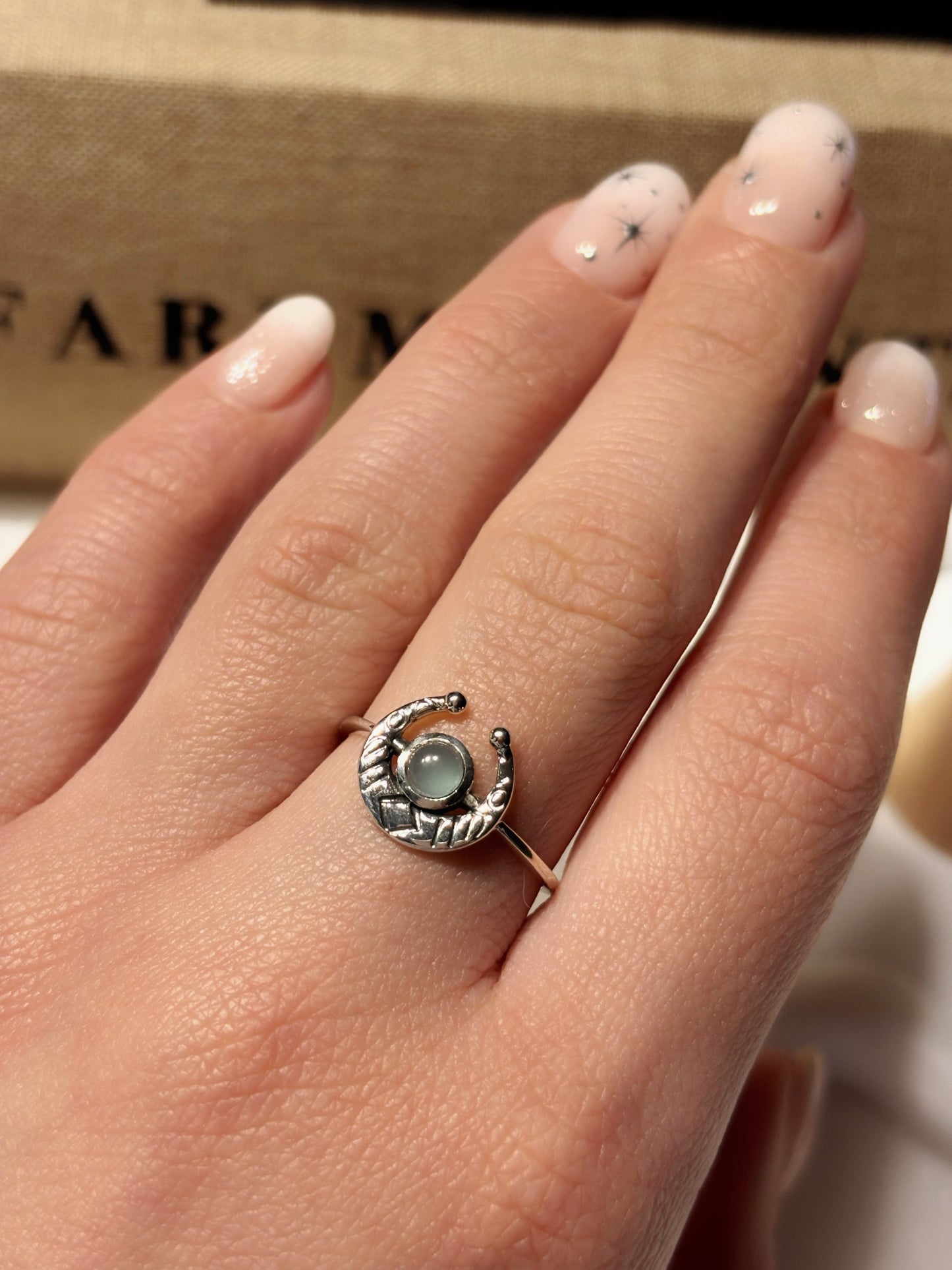 Anillo luna con calcedonia
