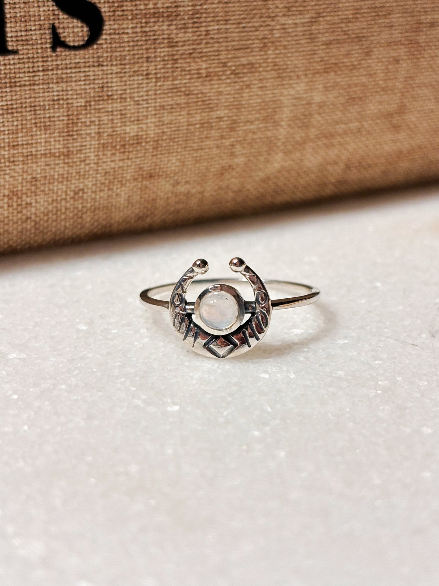 Anillo luna con piedra luna