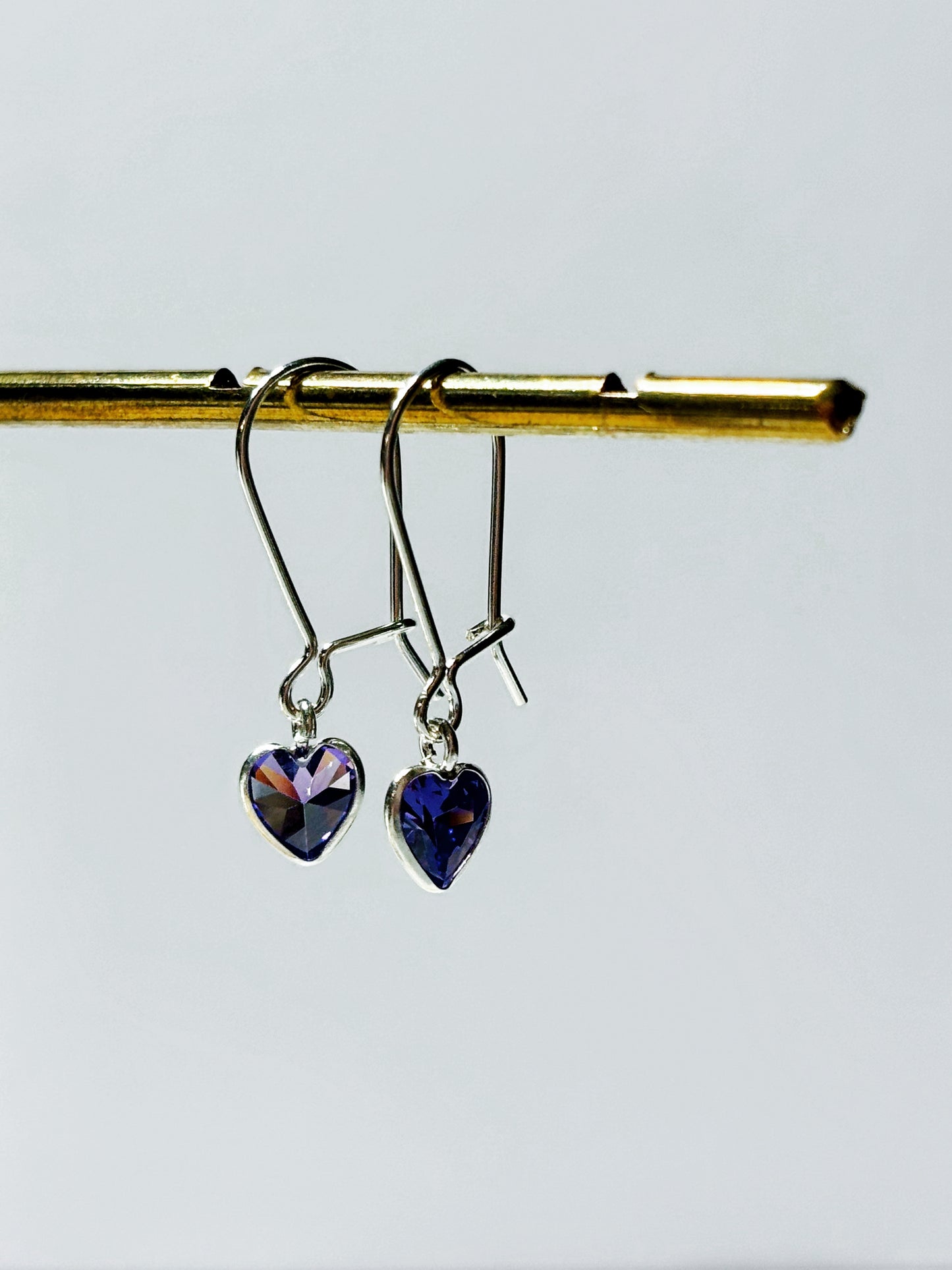 Aros corazón con circón morado