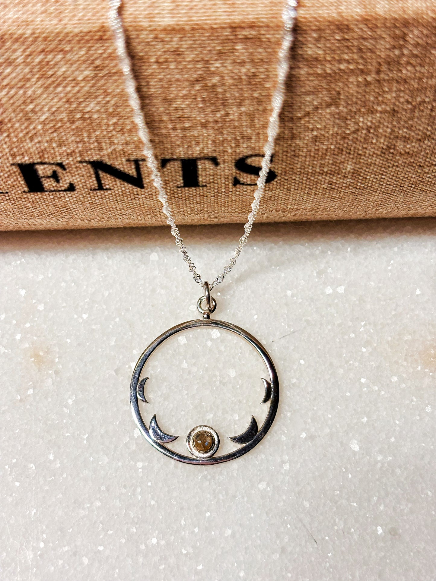 Collar media luna con Labradorita