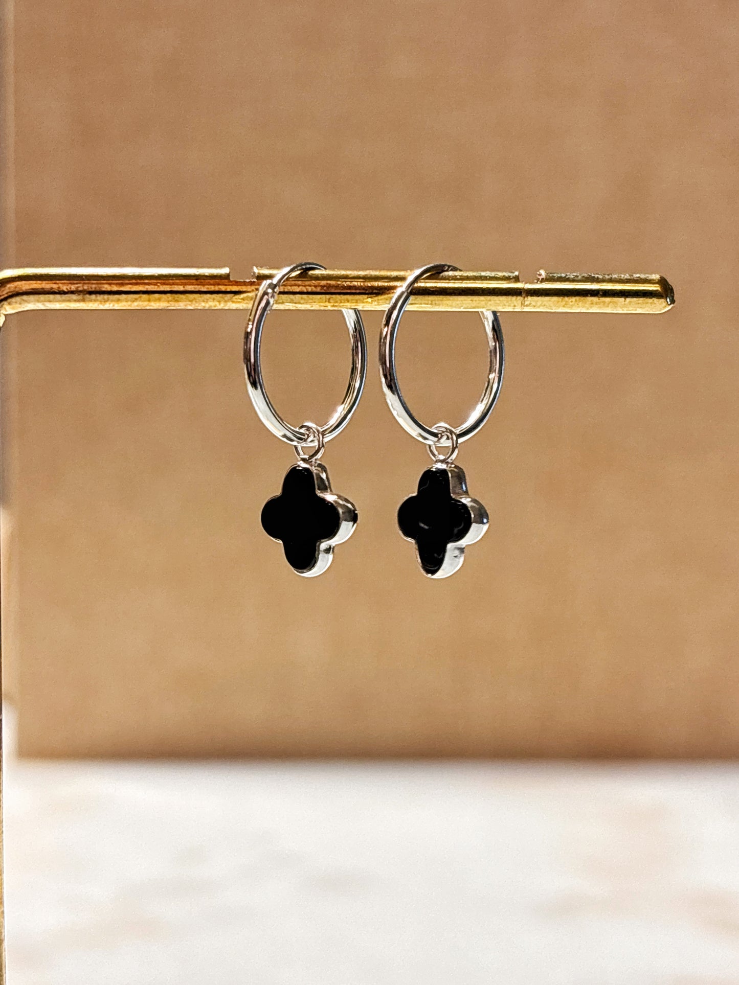 Aros trébol ónix negro