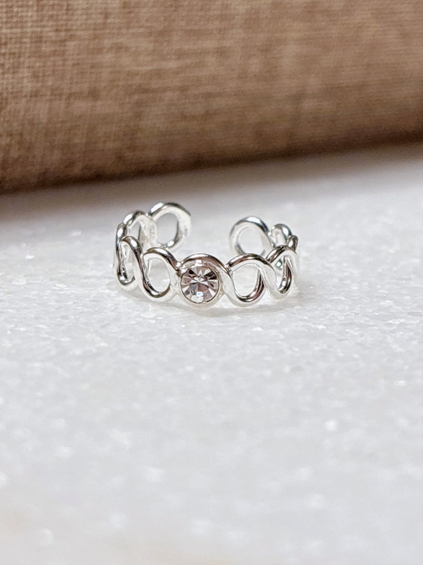 Anillo MIDI cruzado con circón