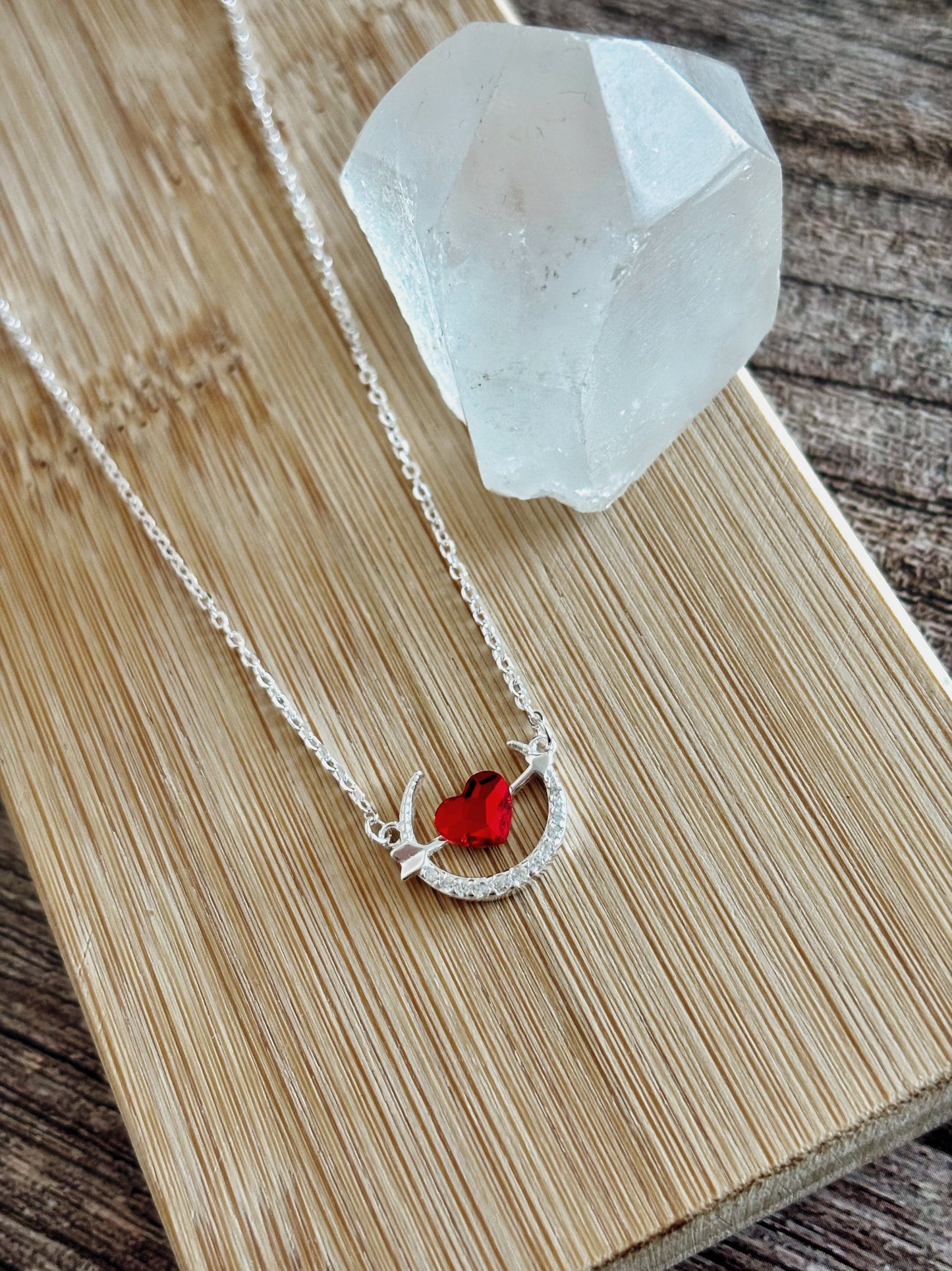 Collar flechazo corazón rubí