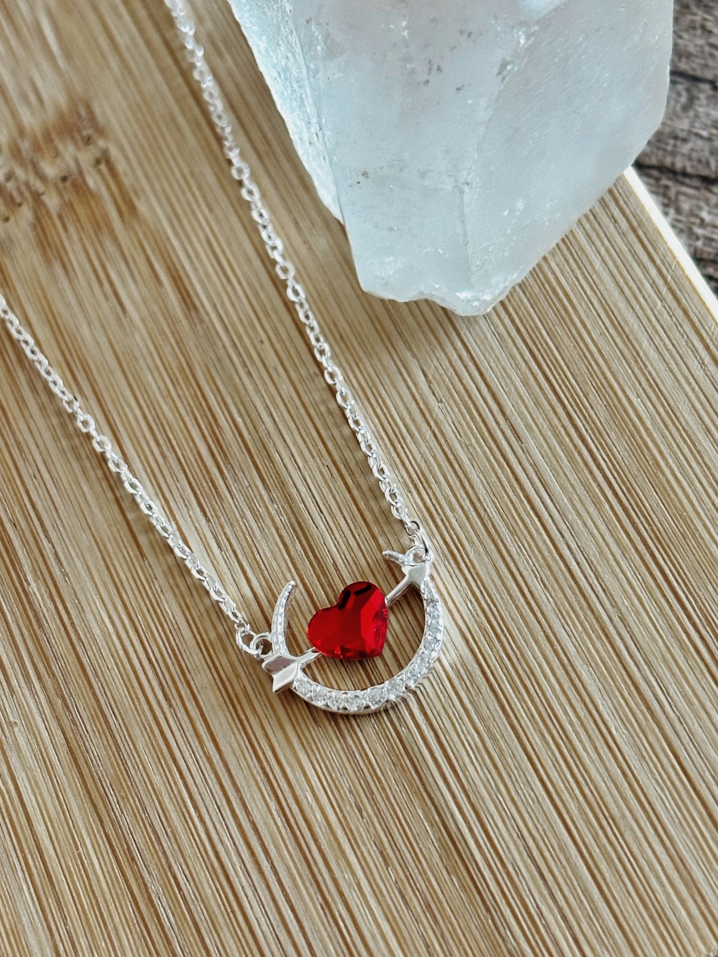 Collar flechazo corazón rubí