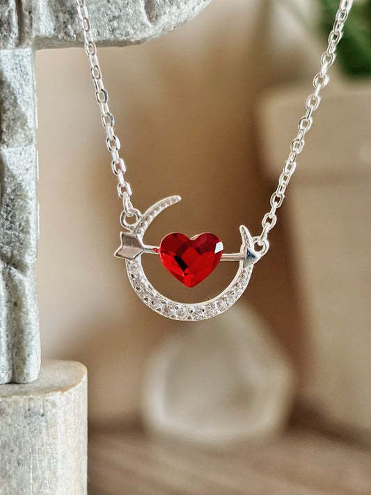 Collar flechazo corazón rubí