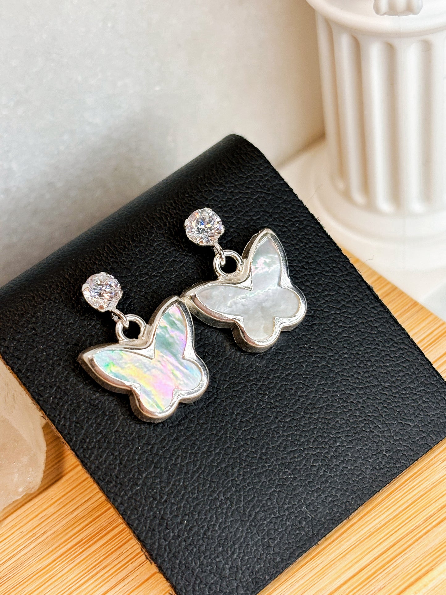 Aros circón con mariposa nacar