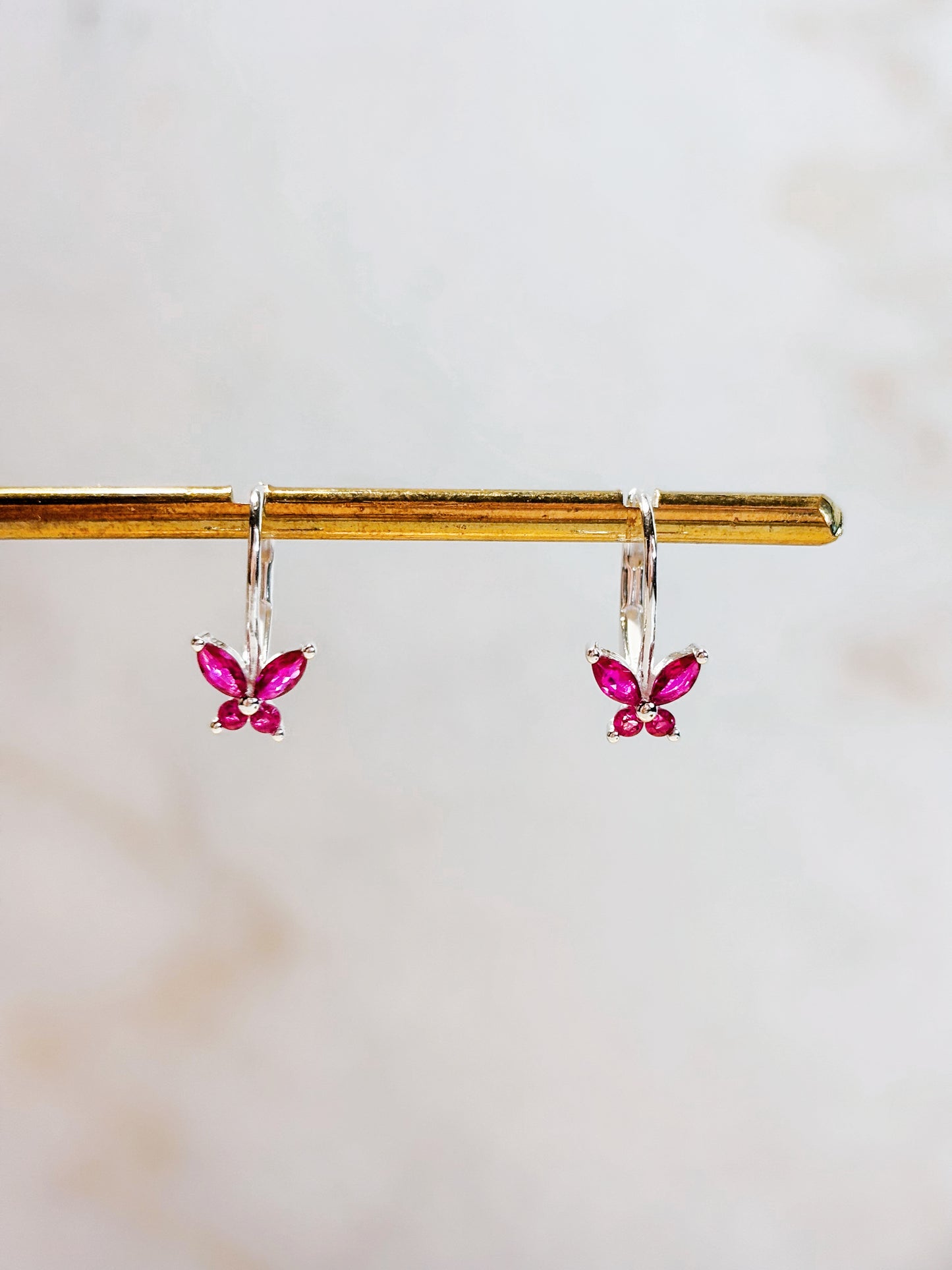 Aros mariposa circón fucsia