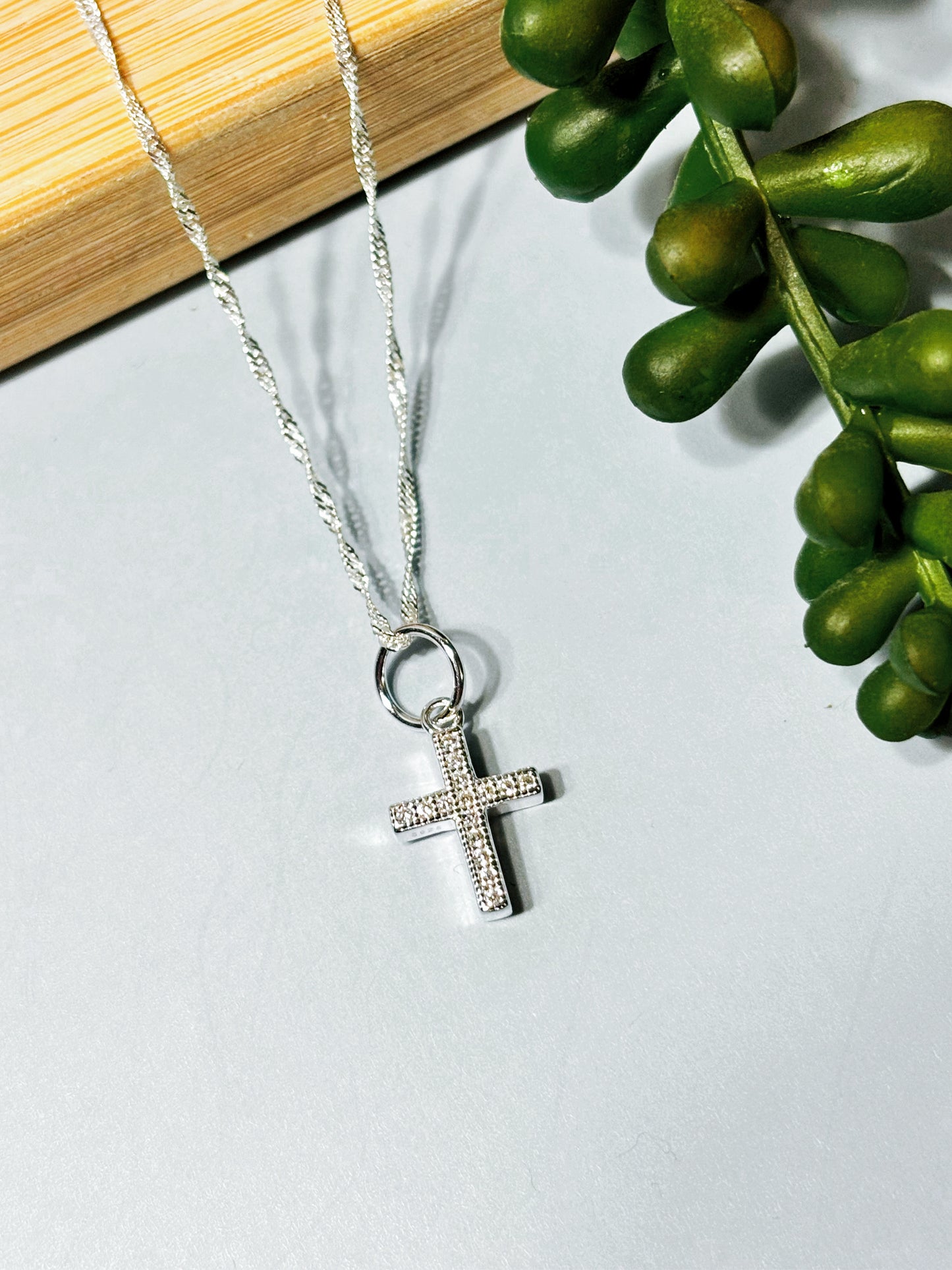 Collar cruz mini con microcircones