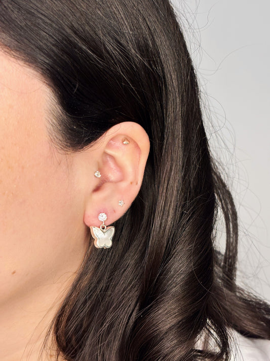 Aros circón con mariposa nacar