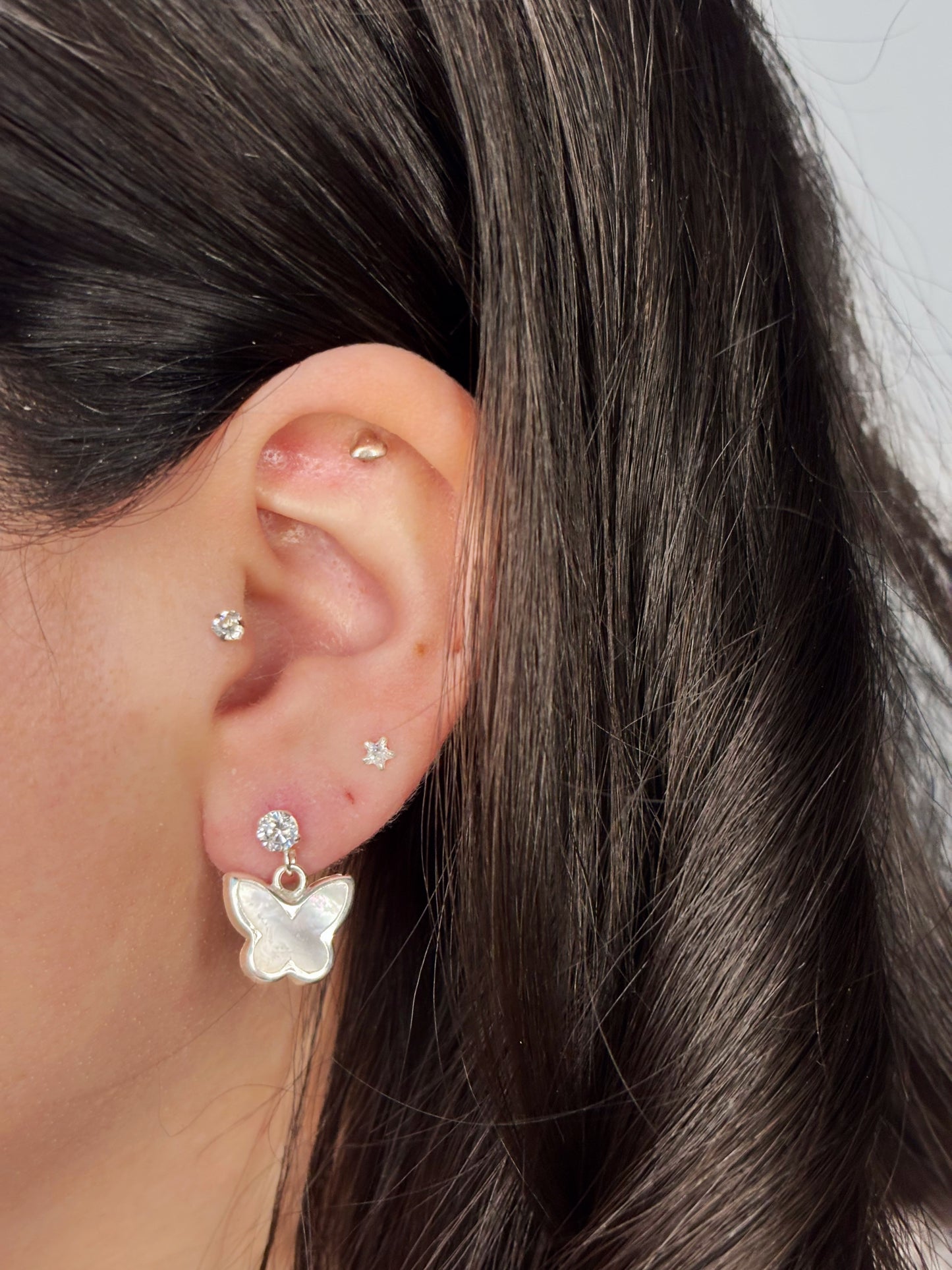 Aros circón con mariposa nacar