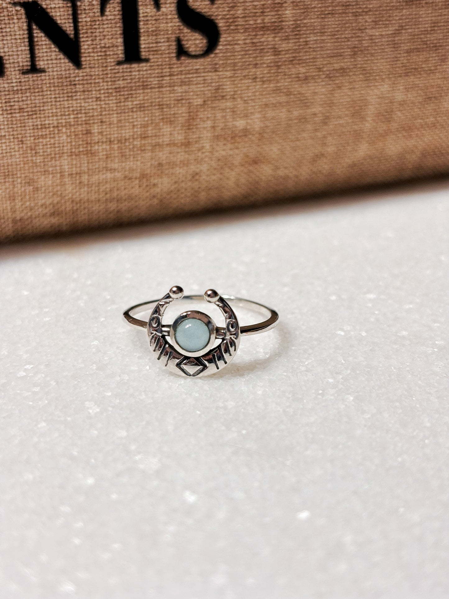 Anillo luna con calcedonia