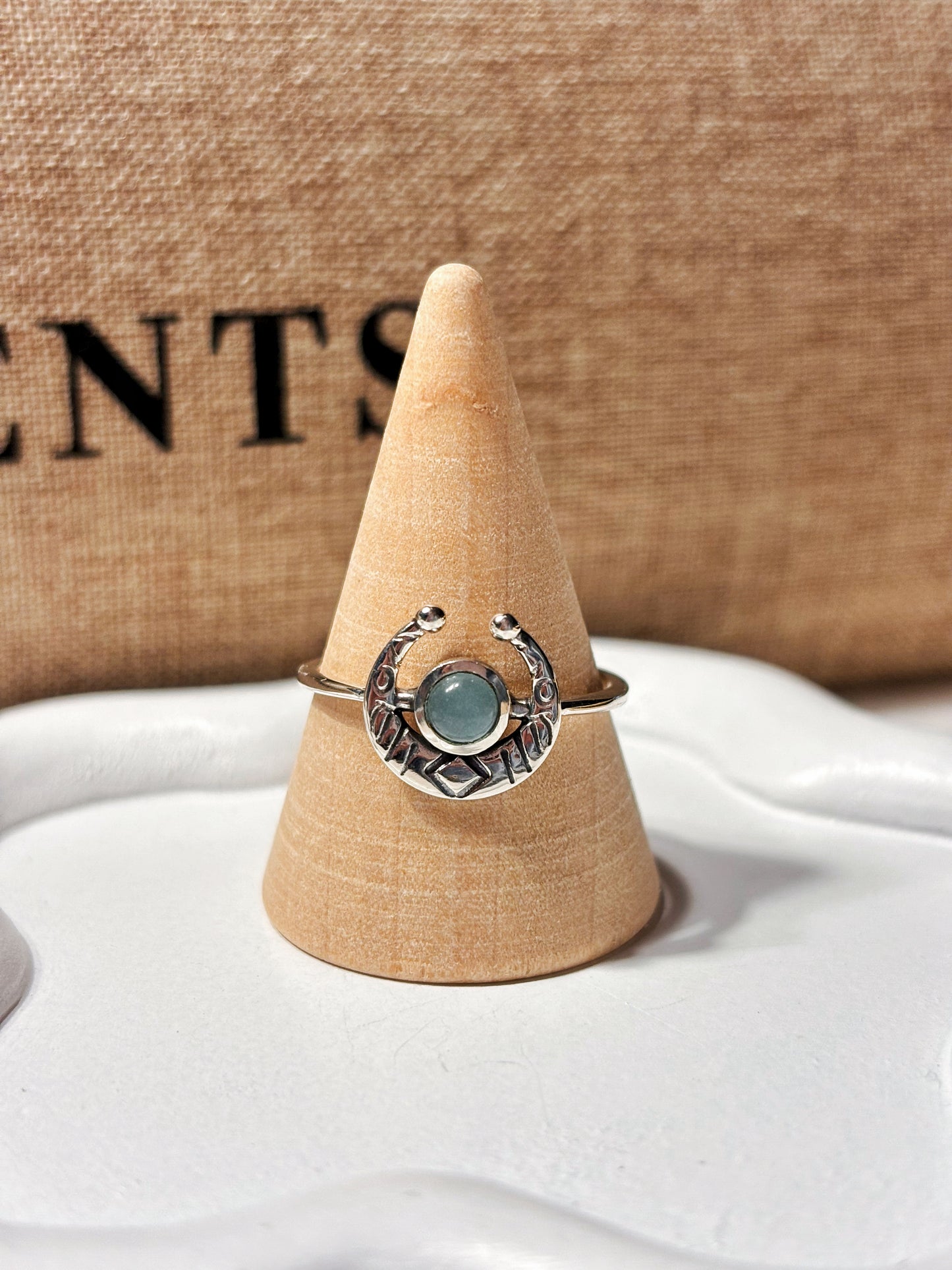 Anillo luna con calcedonia