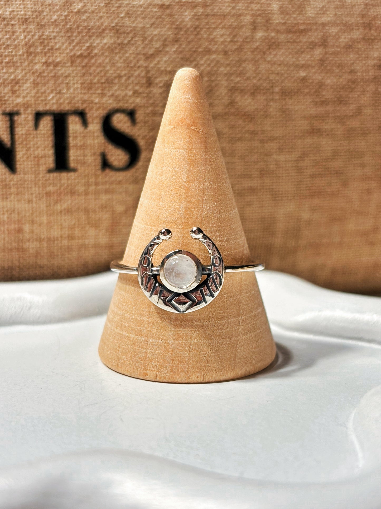 Anillo luna con piedra luna