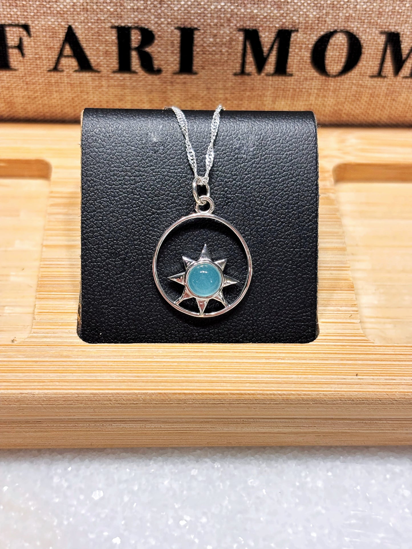 Collar sol con piedra Calcedonia