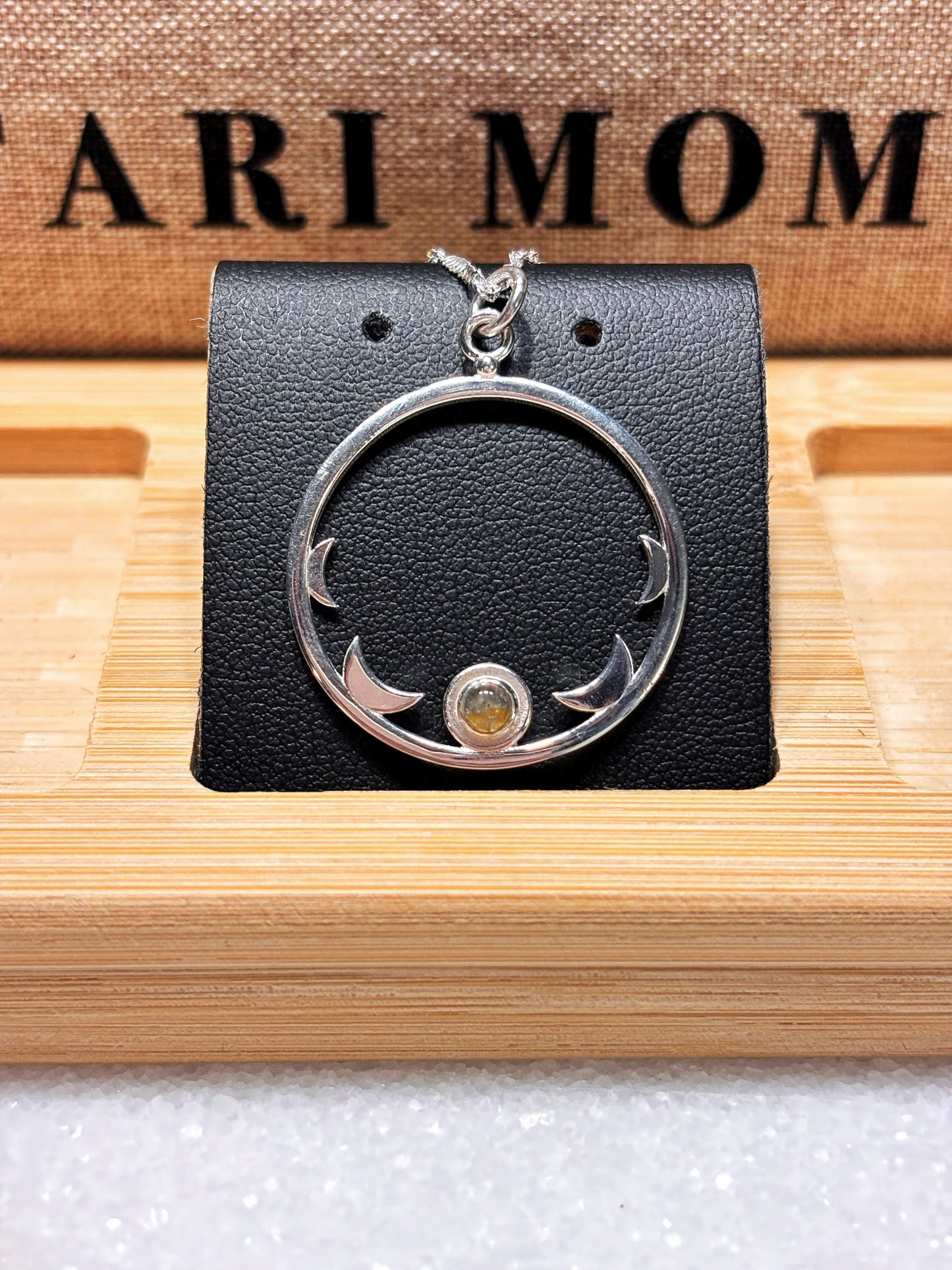 Collar media luna con Labradorita