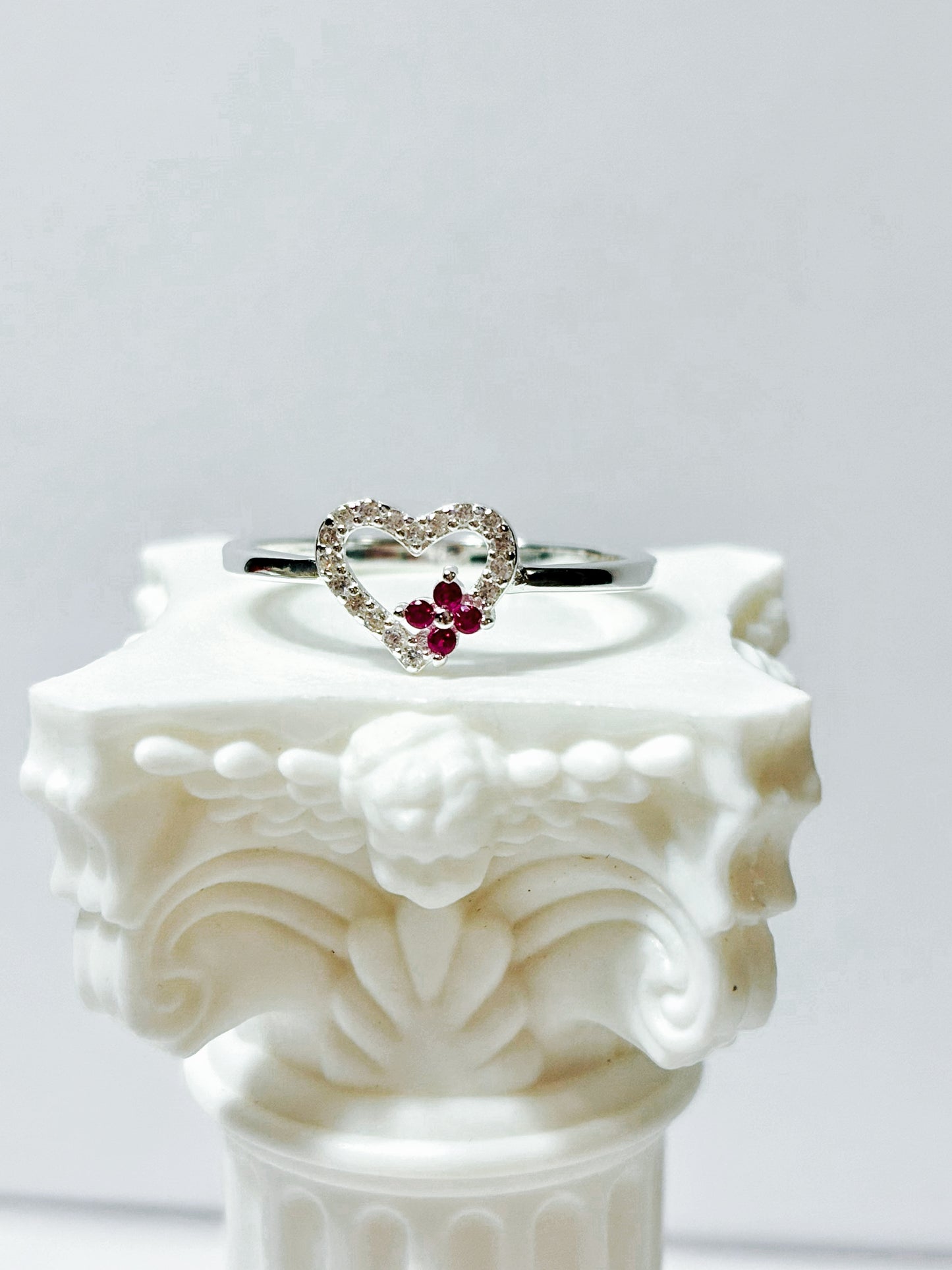 Anillo Corazón Flor Circones Rubí