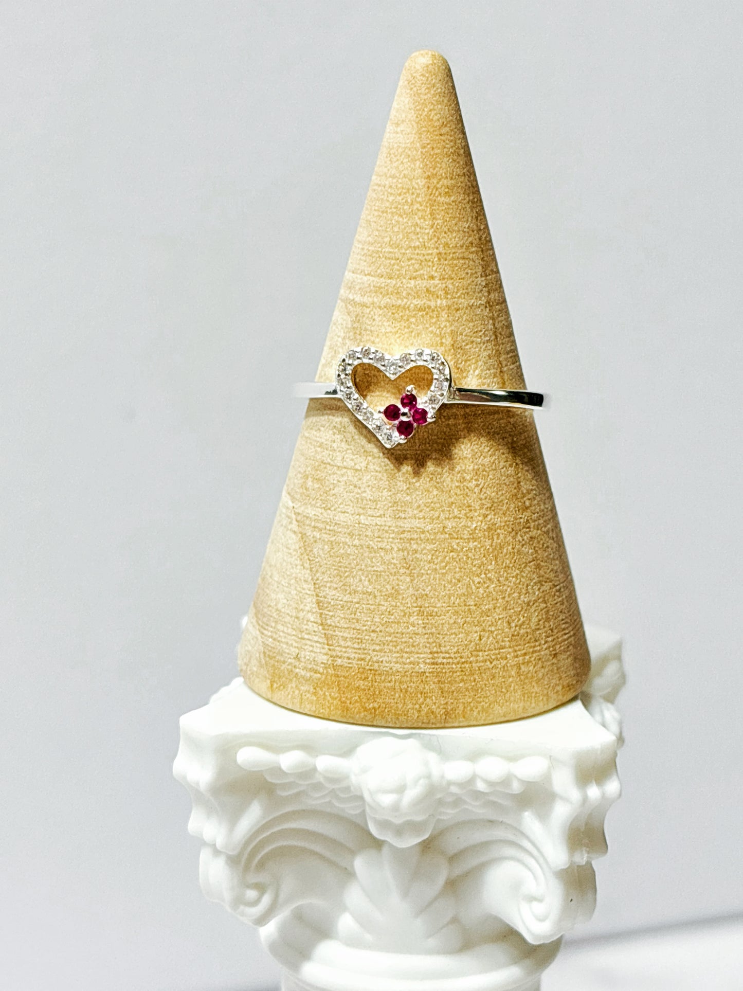 Anillo Corazón Flor Circones Rubí