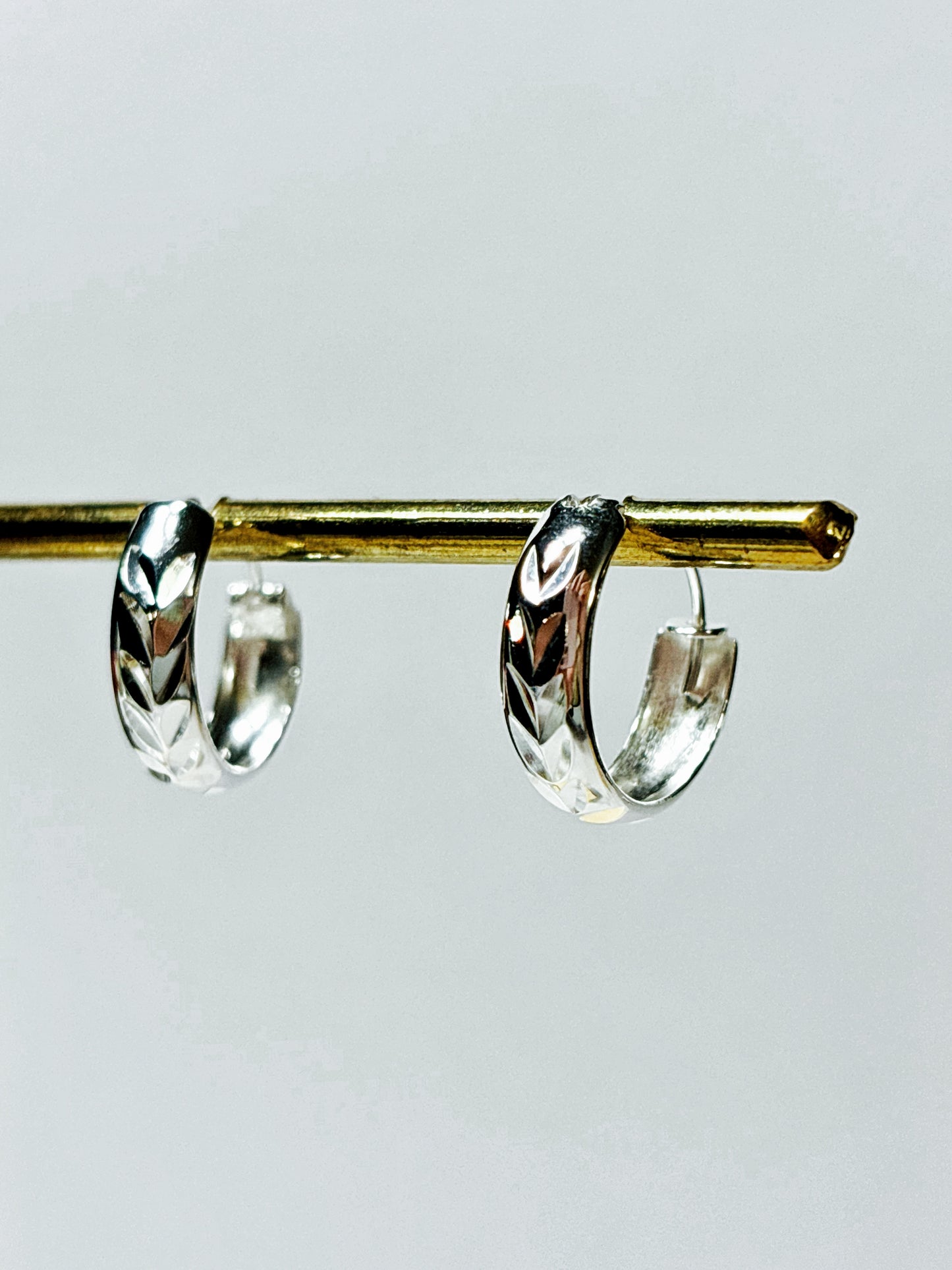 Argolla Estilo Bote Facetada 15 mm