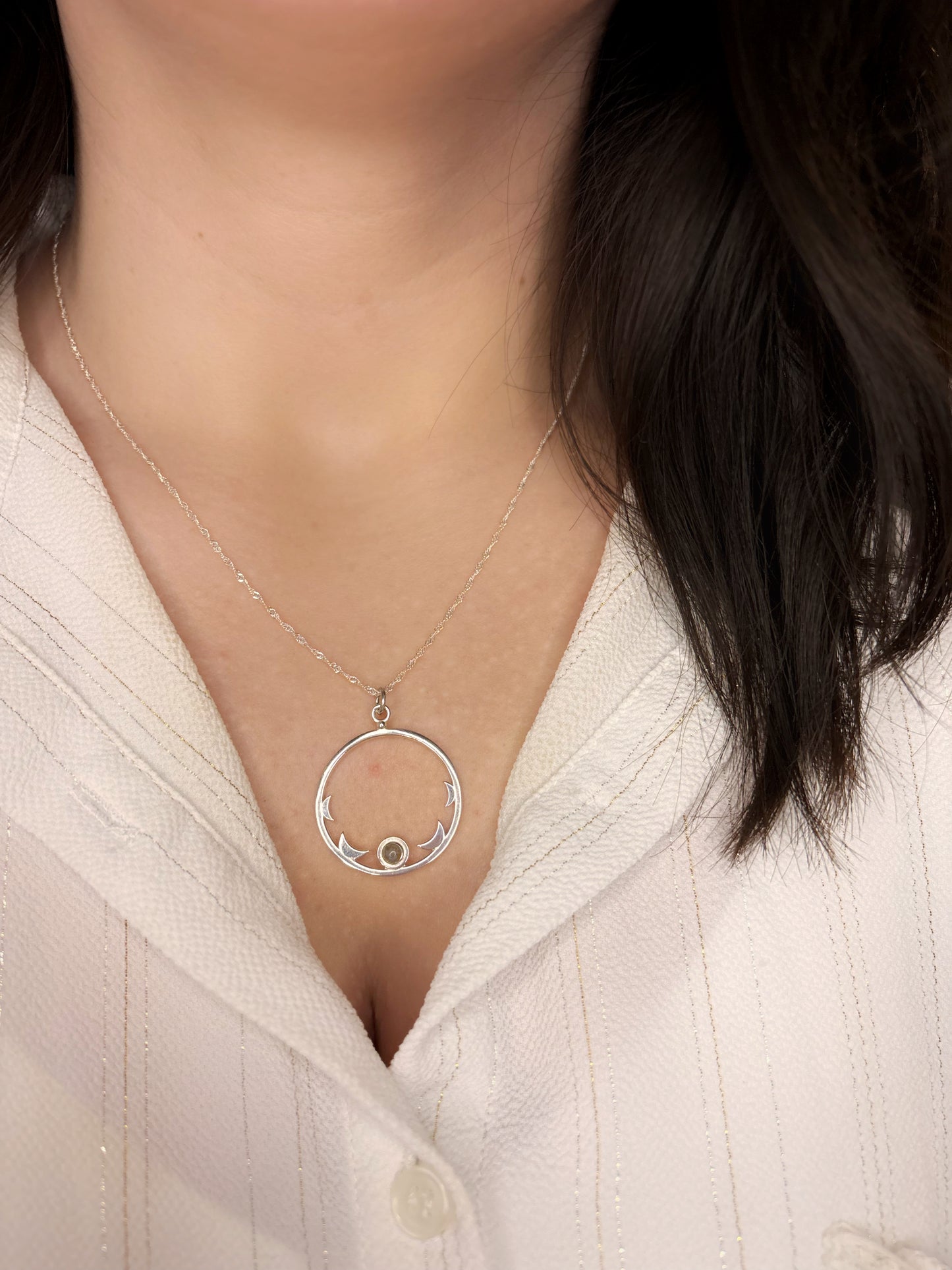 Collar media luna con Labradorita