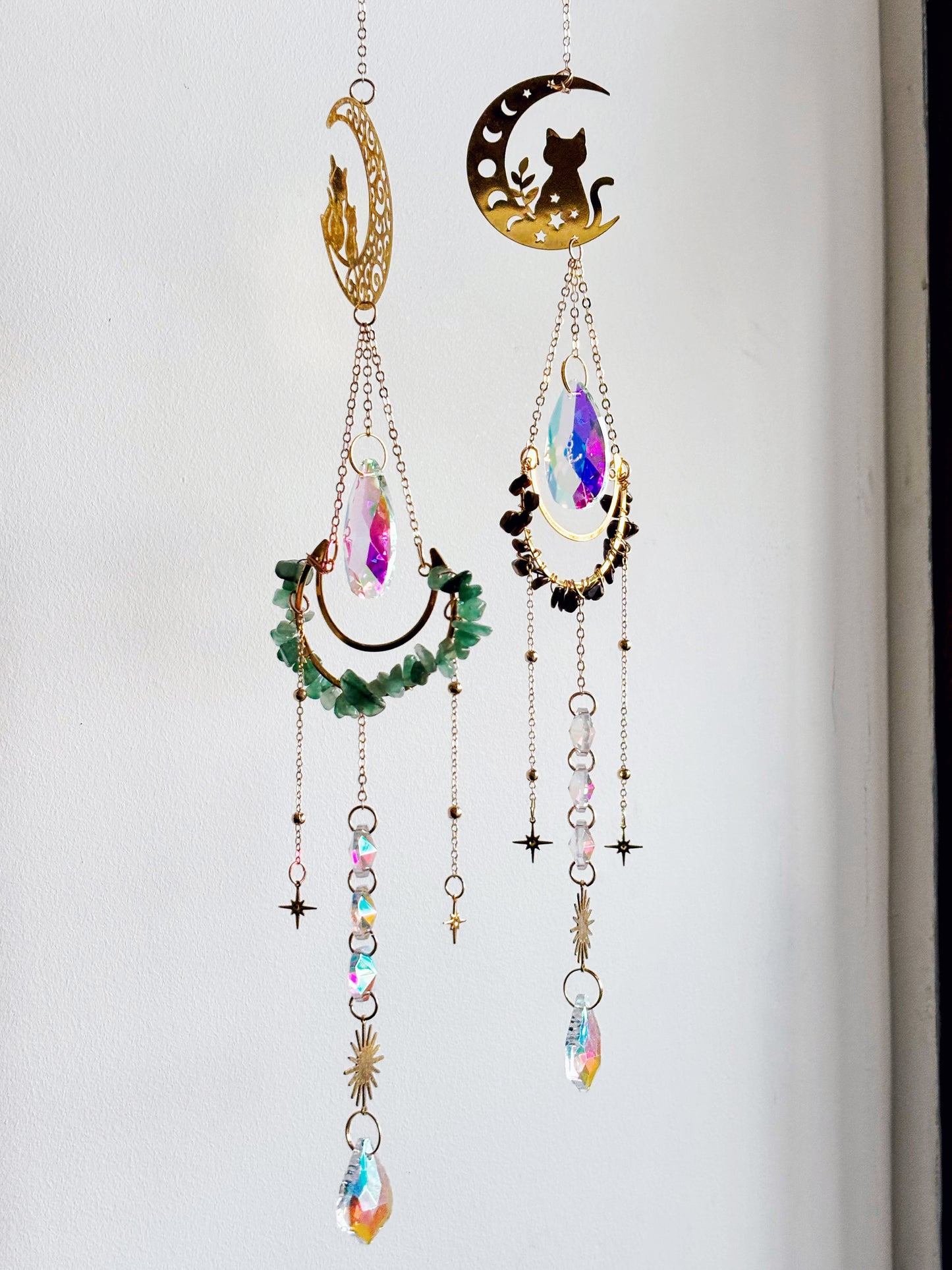 Atrapasol gato con piedras