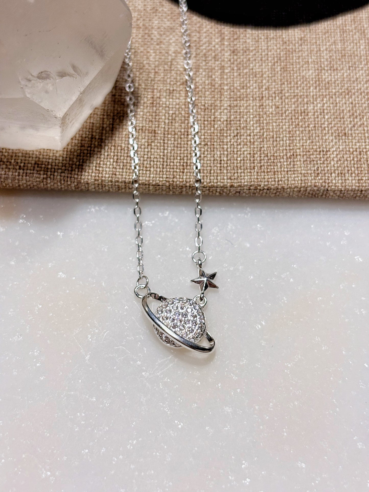 Collar Saturno y estrella