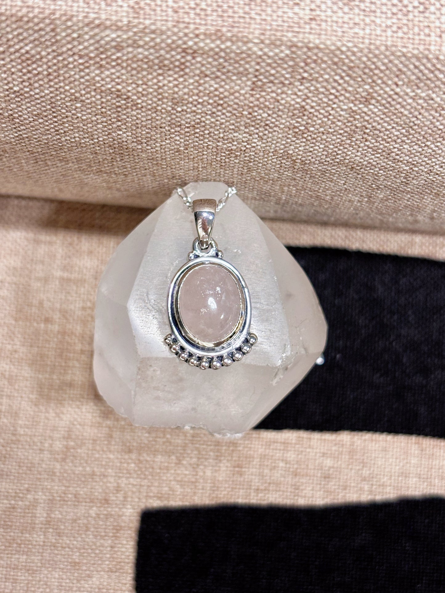 Collar con Cuarzo Rosado