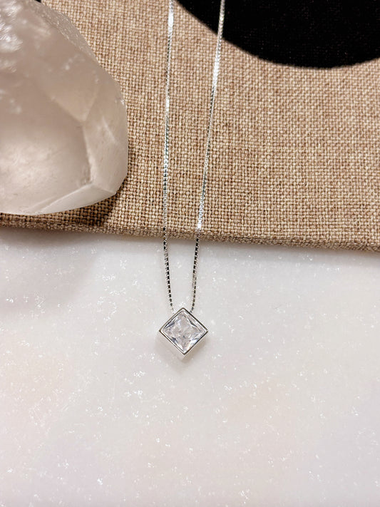 Collar Punto de luz circón