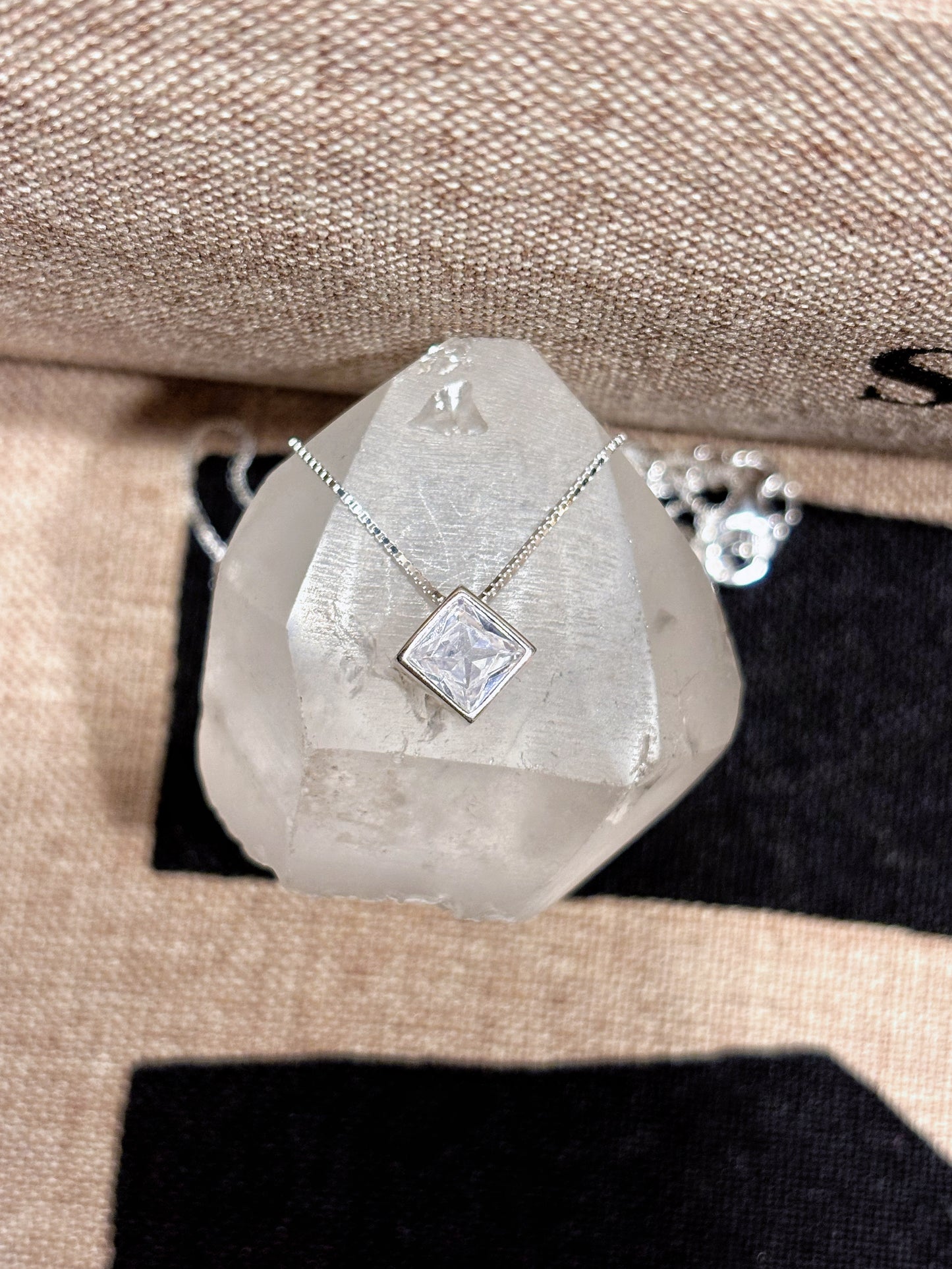 Collar Punto de luz circón