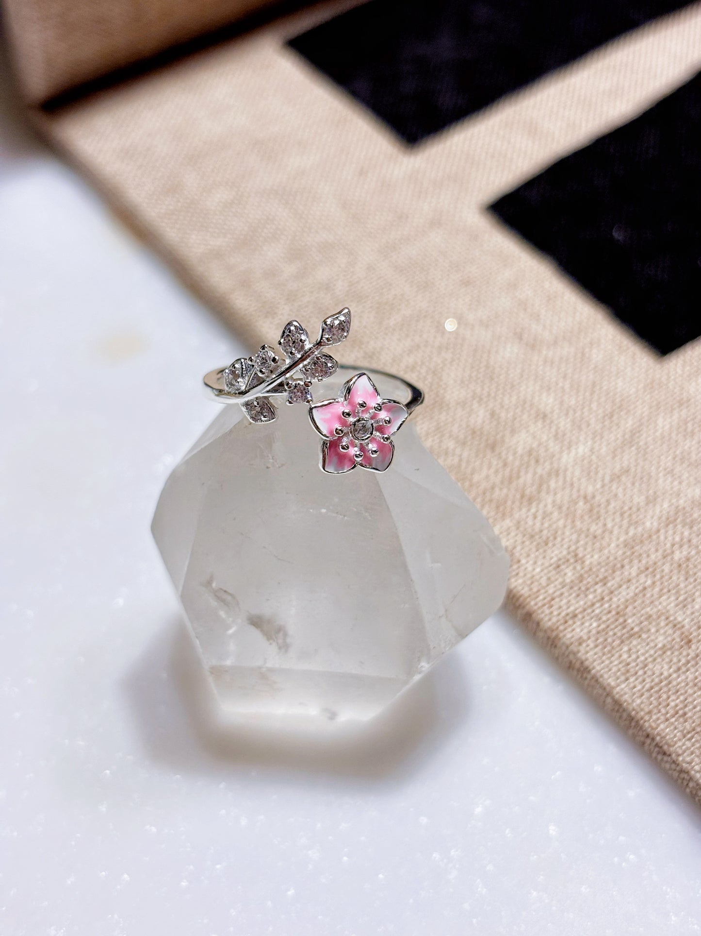 Anillo flor con circones