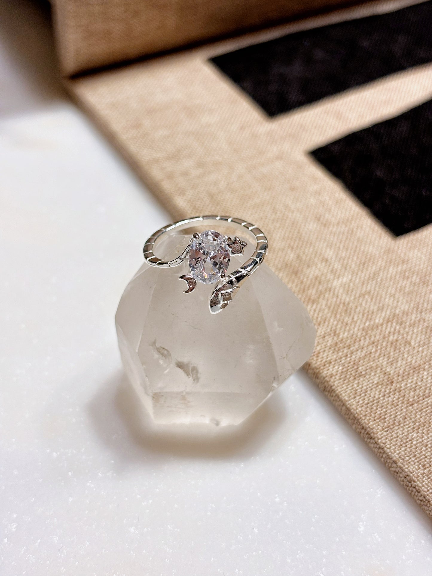 Anillo serpiente con circón