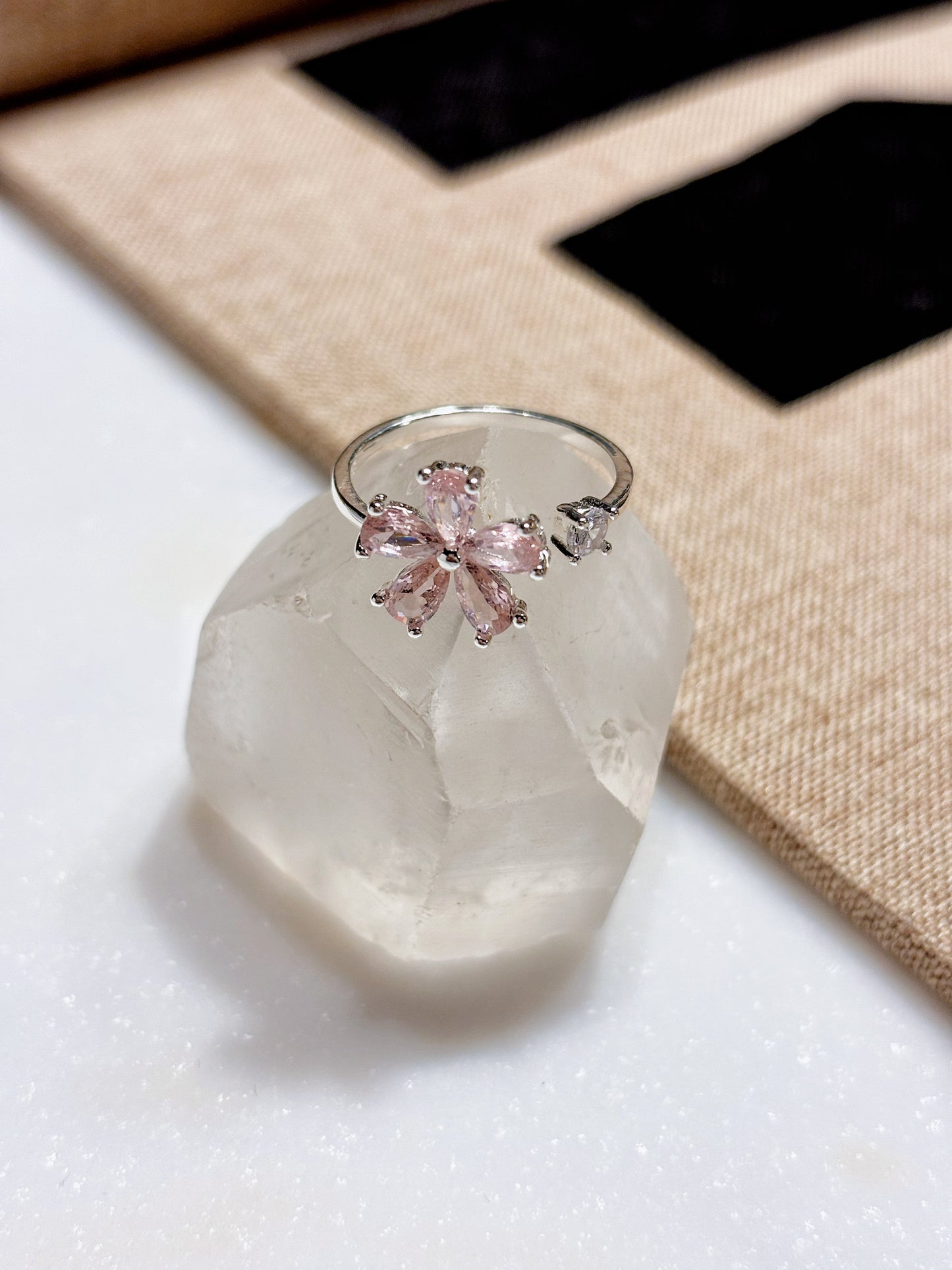 Anillo flor circón rosado