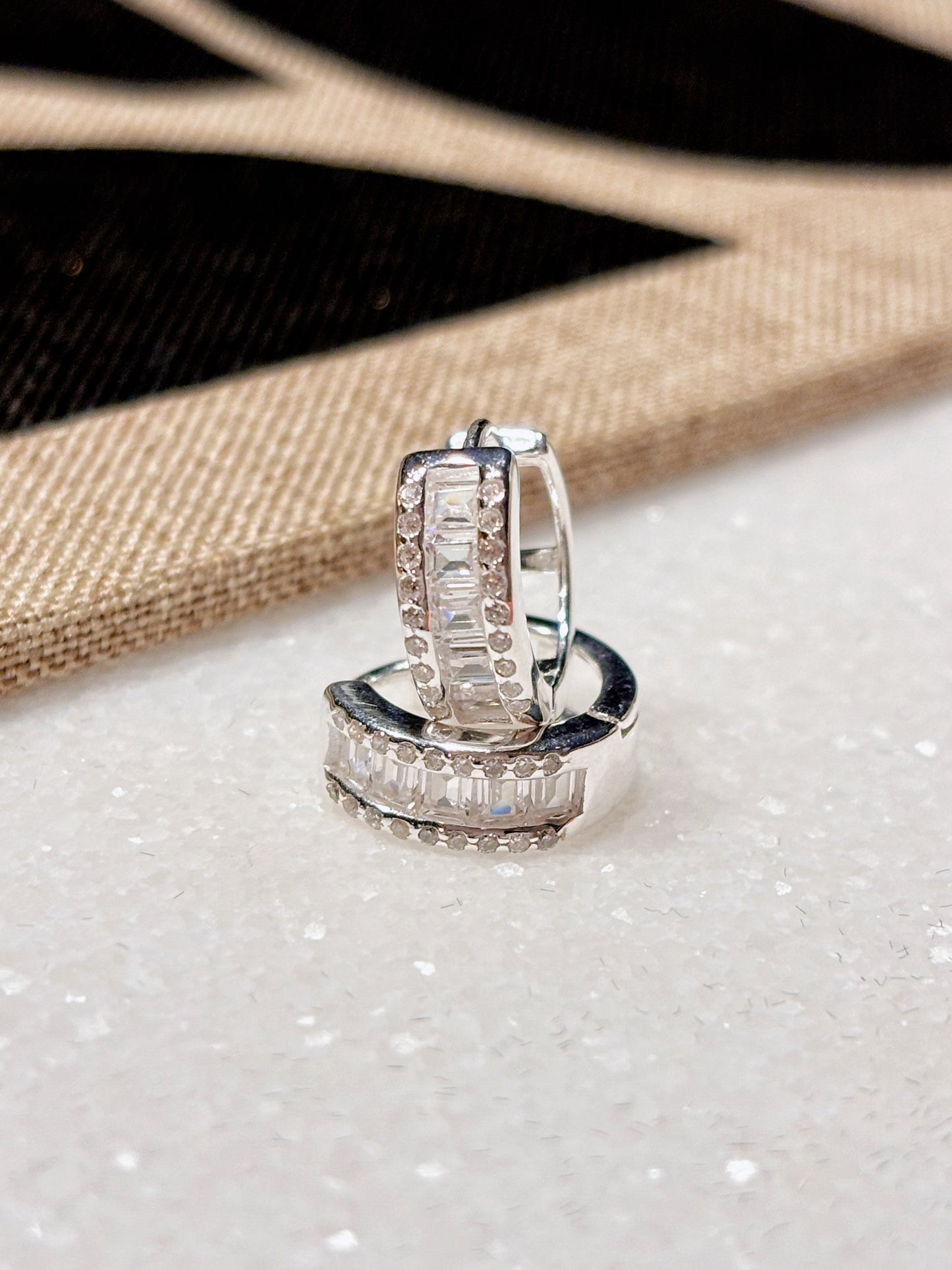 Aros argolla huggie circones y cristales