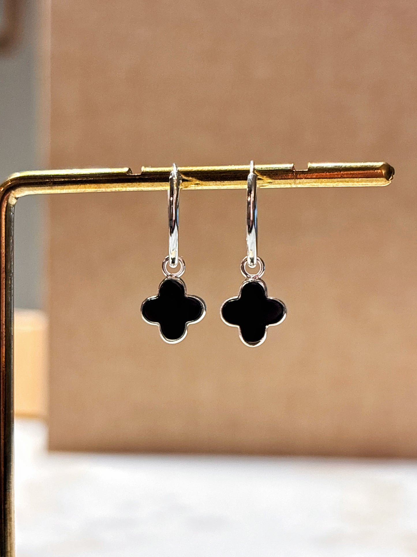 Aros trébol ónix negro