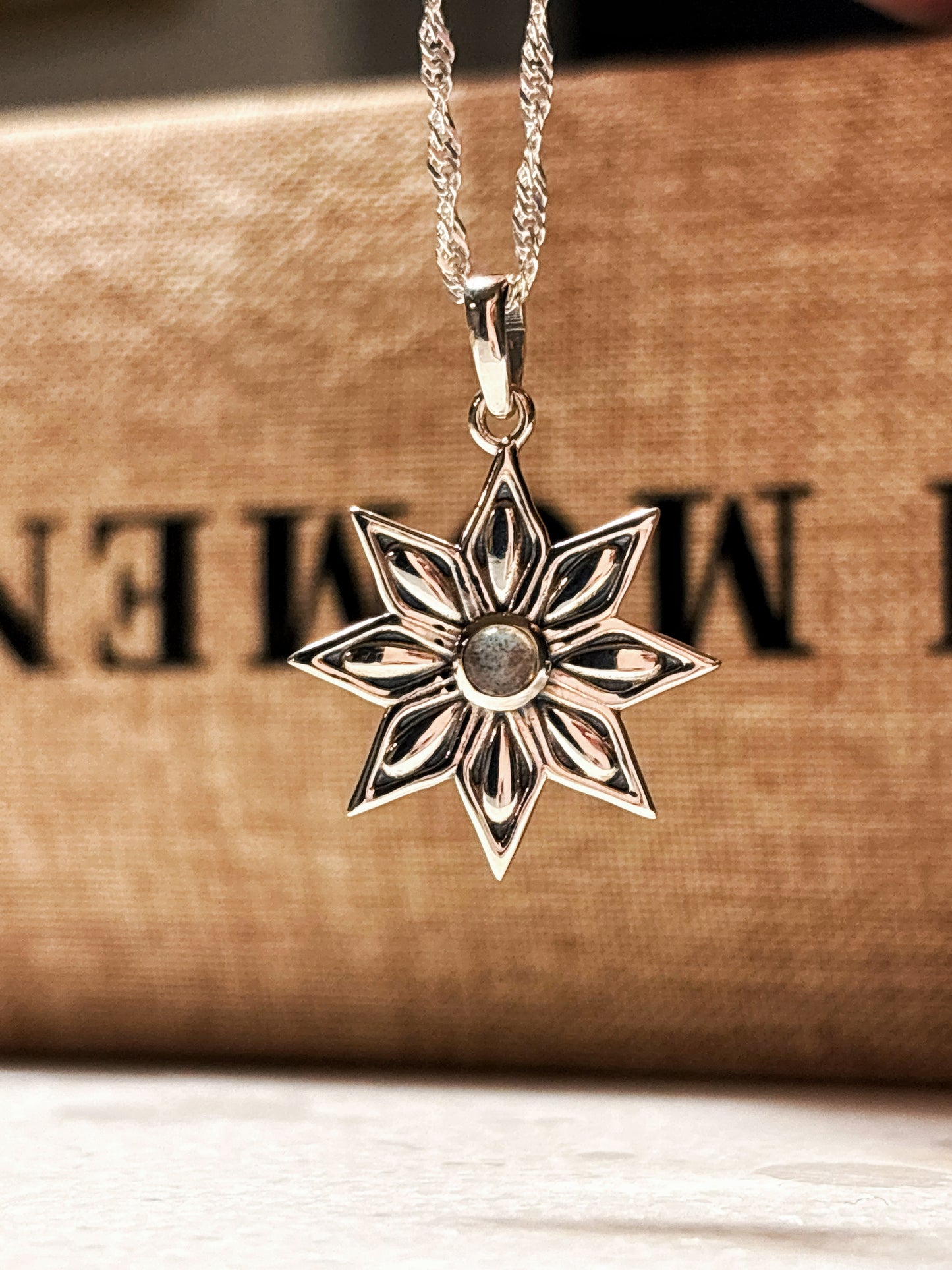 Collar flor de labradorita