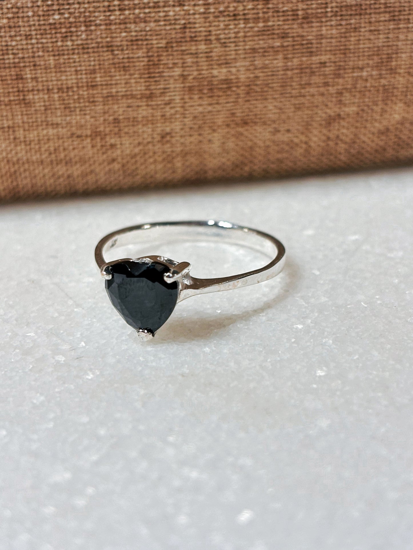 Anillo corazón de onix