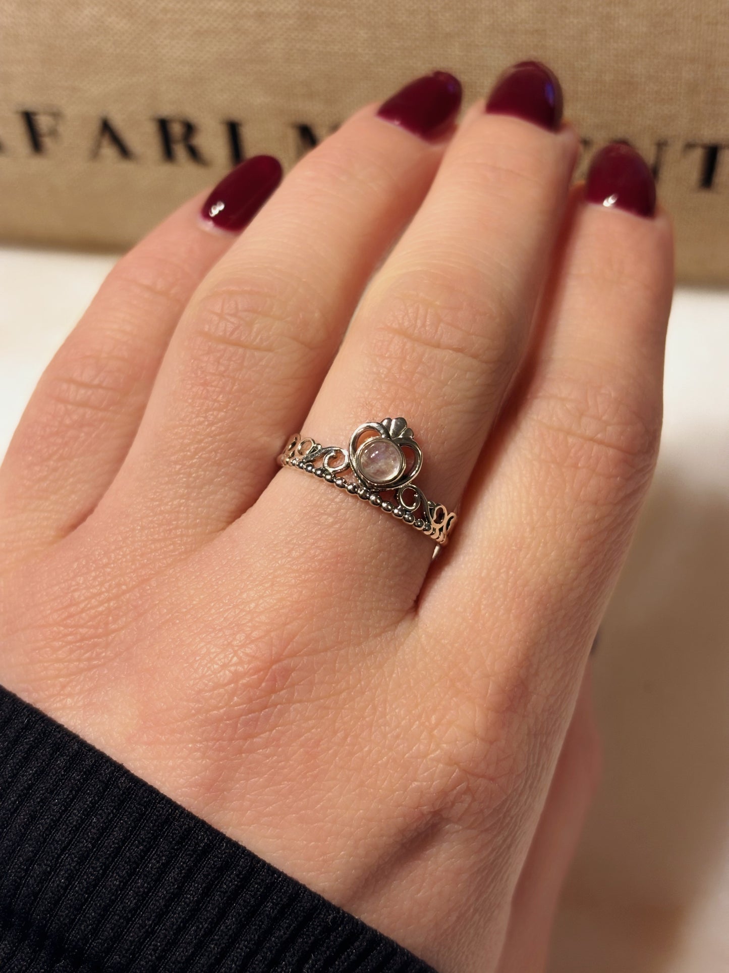 Anillo corona con piedra luna