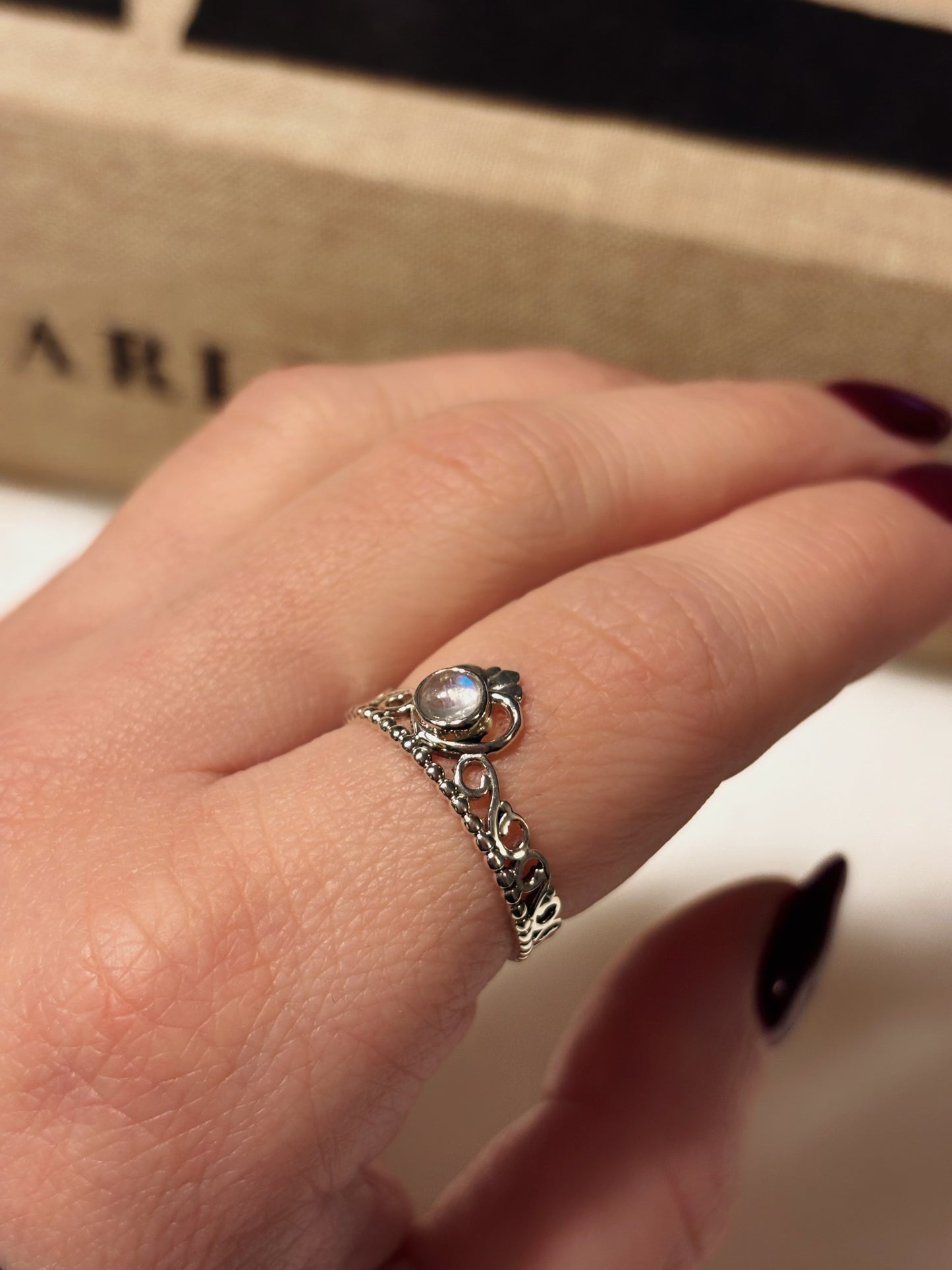 Anillo corona con piedra luna