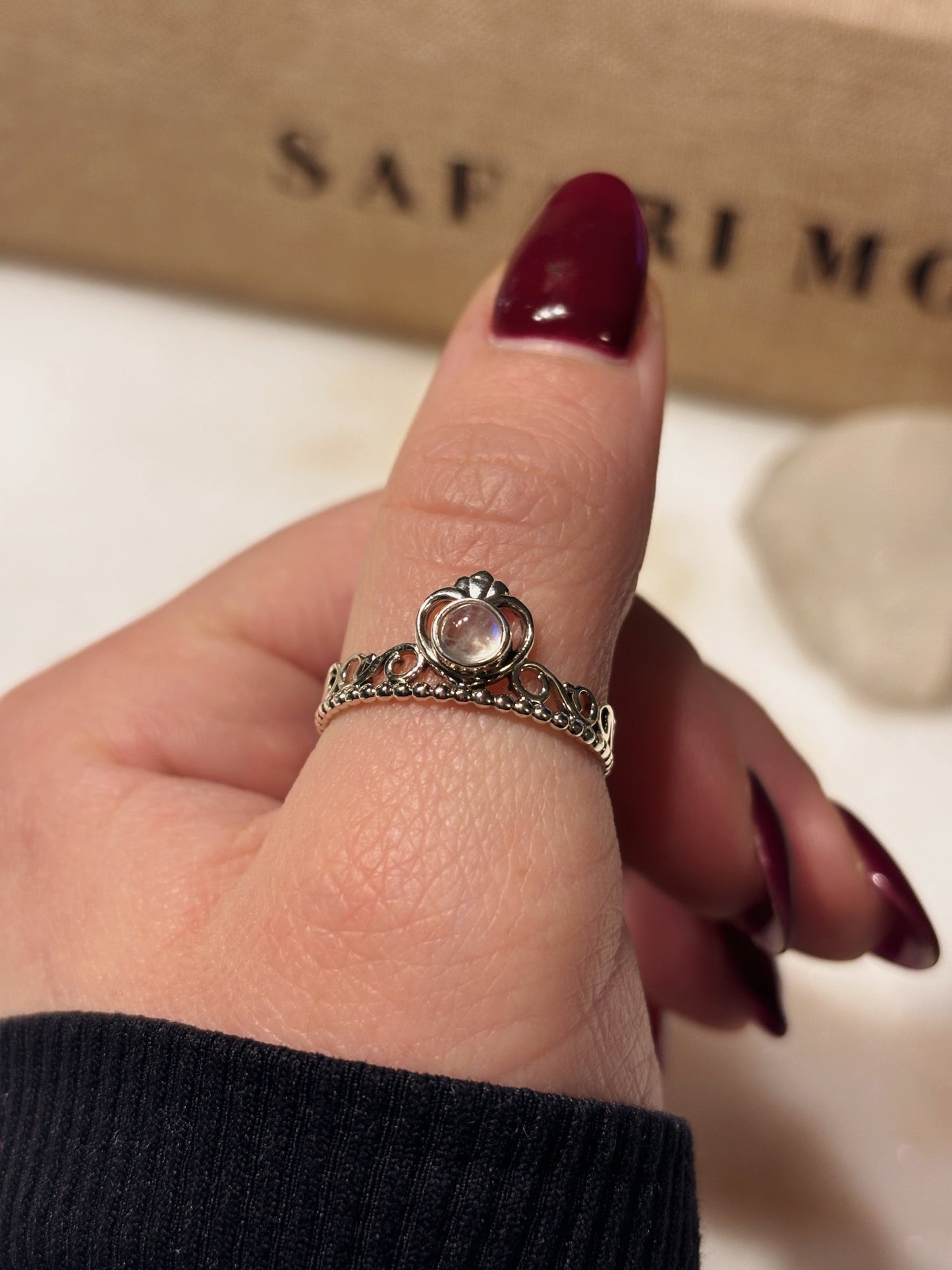 Anillo corona con piedra luna