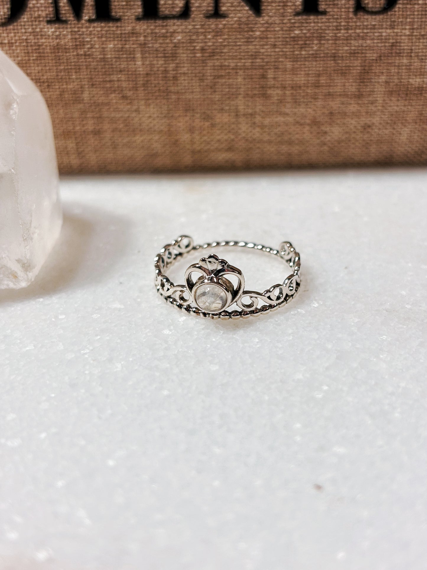 Anillo corona con piedra luna