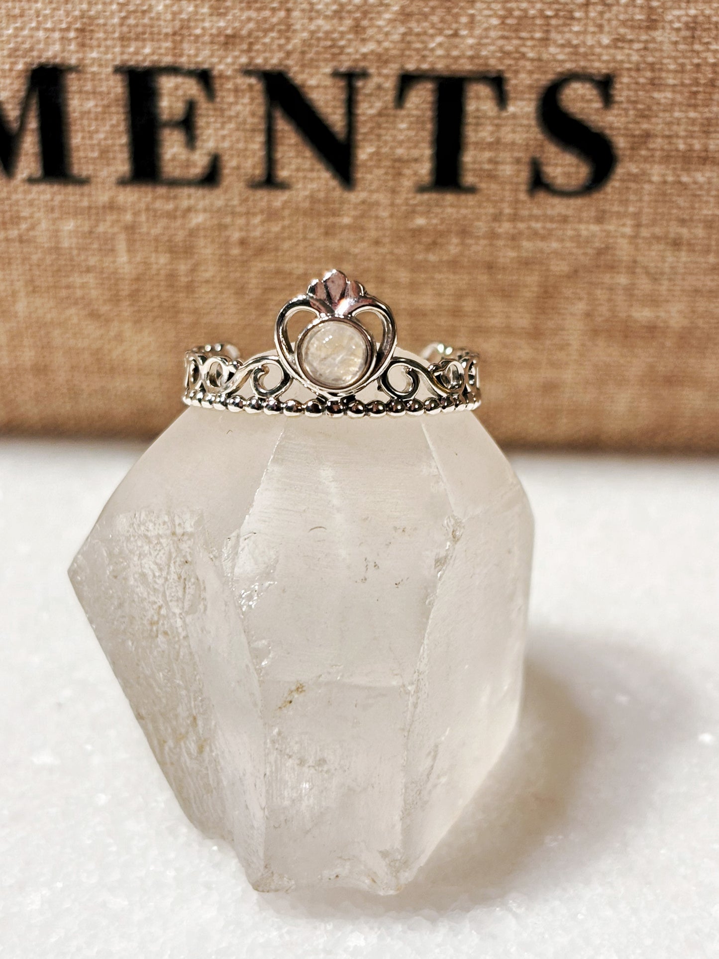 Anillo corona con piedra luna