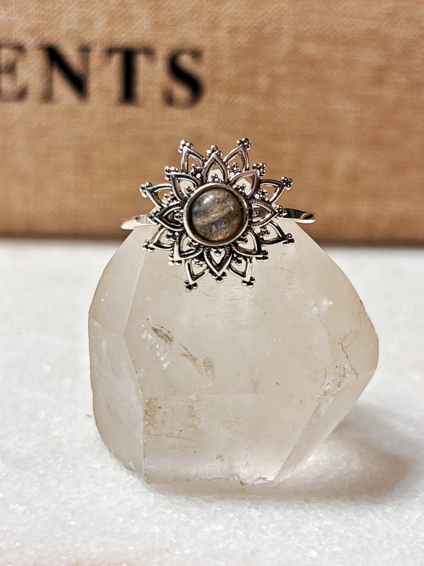 Anillo sol con labradorita