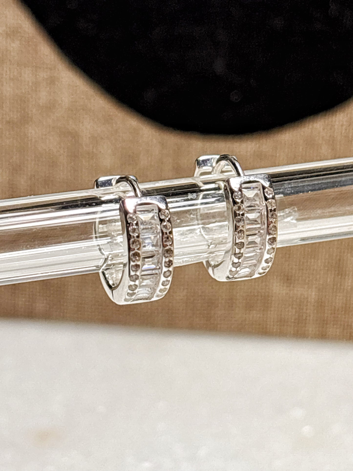 Aros argolla huggie circones y cristales