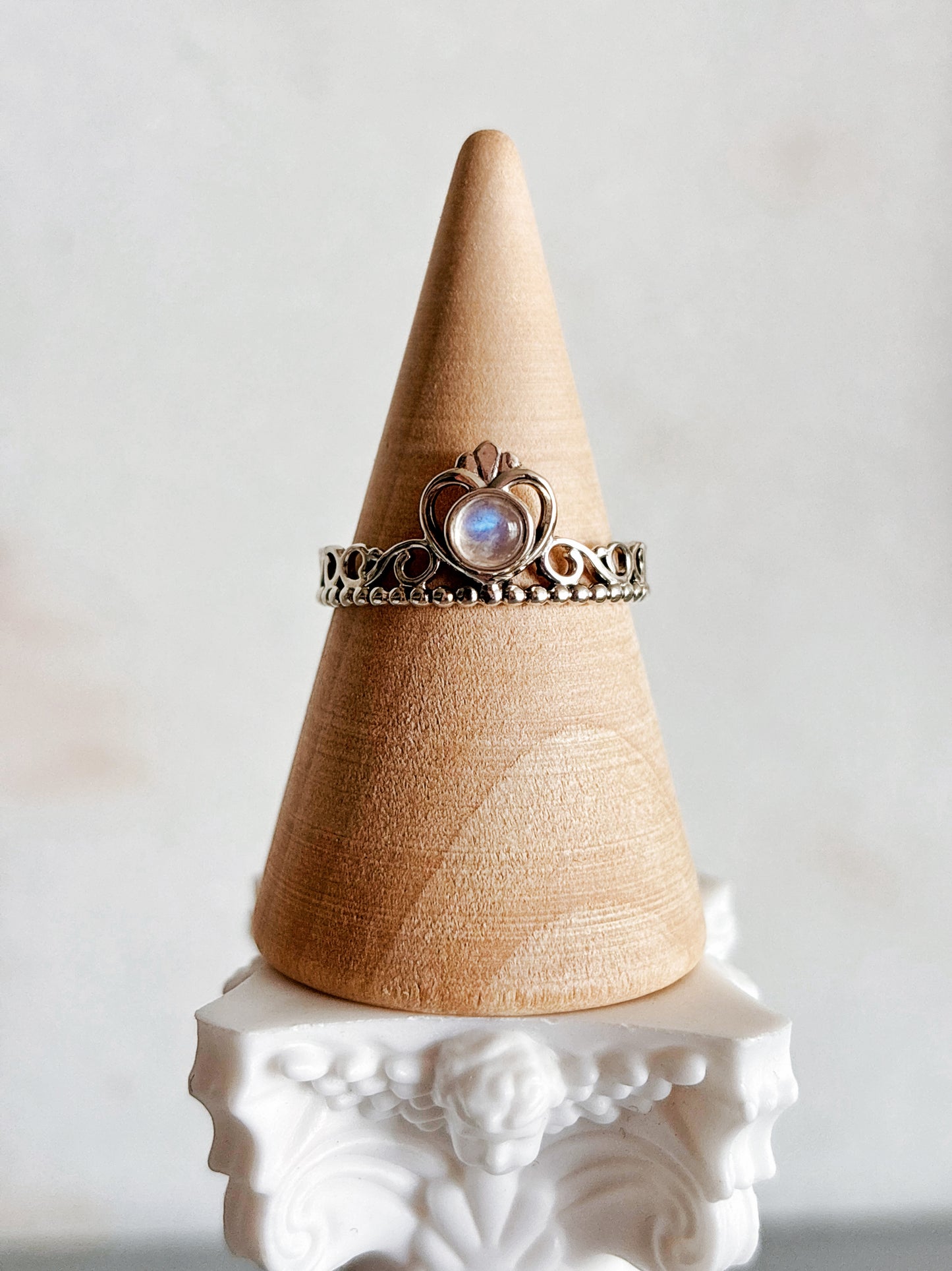 Anillo corona con piedra luna