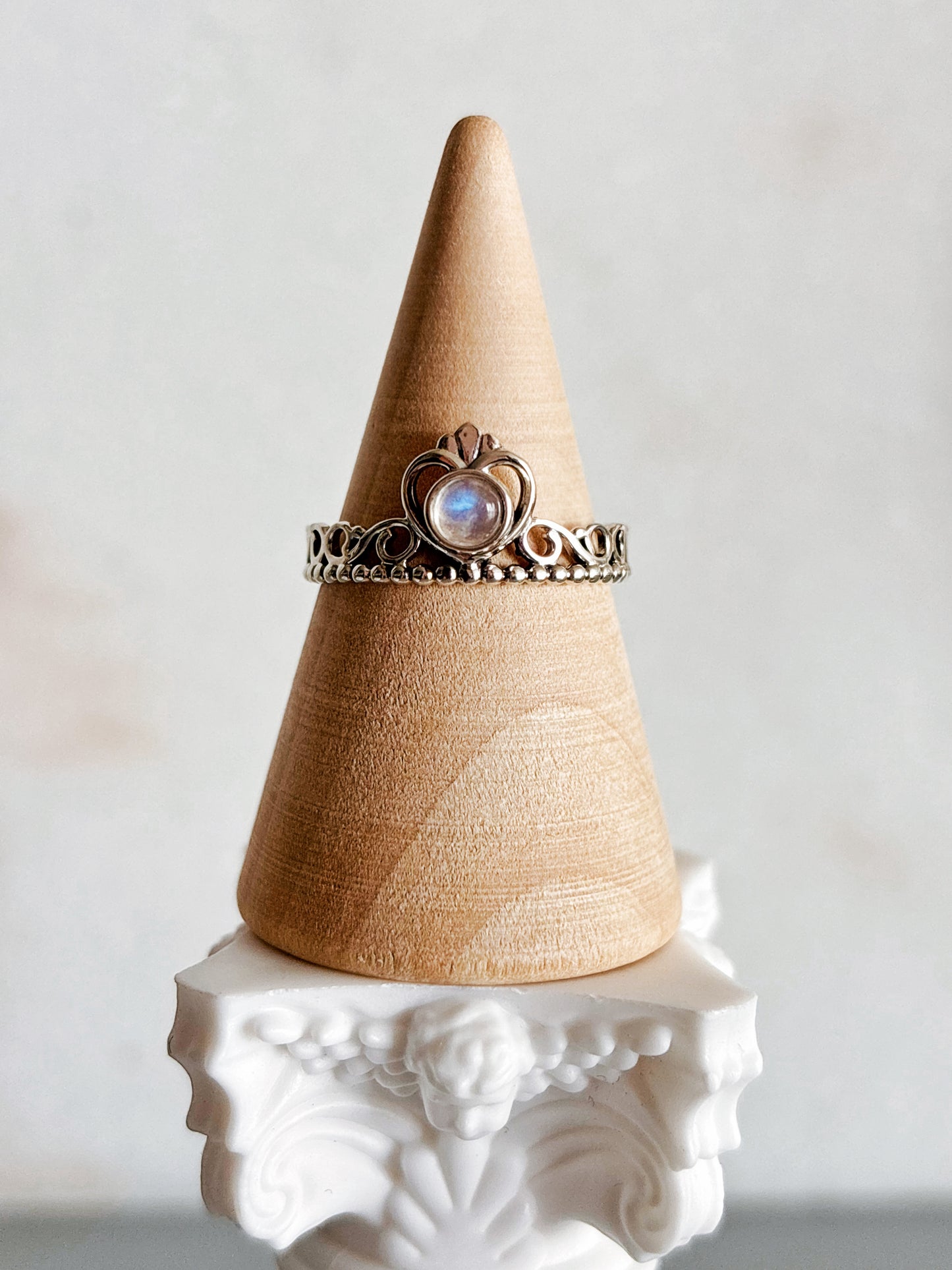 Anillo corona con piedra luna