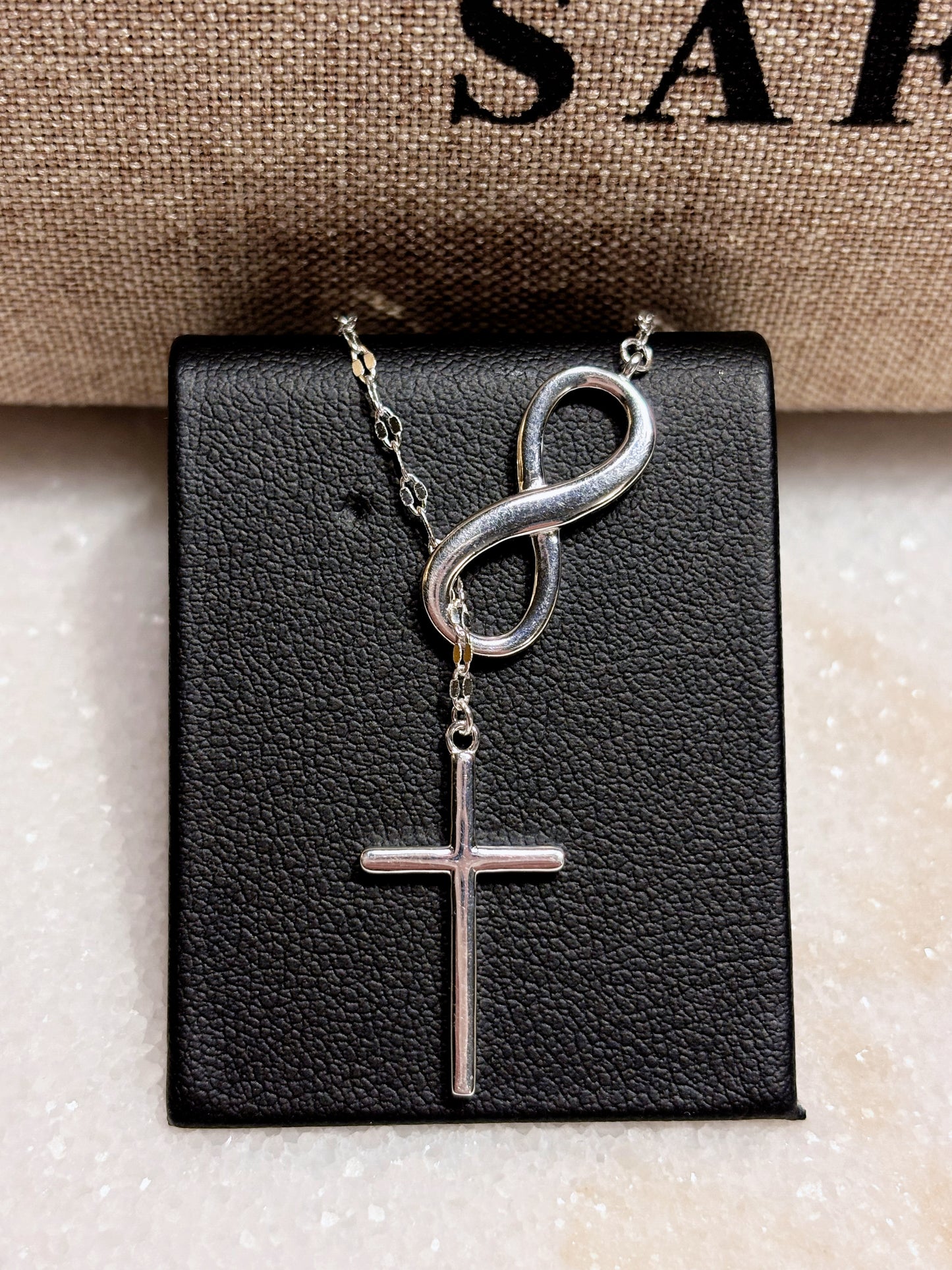 Collar cruz infinita