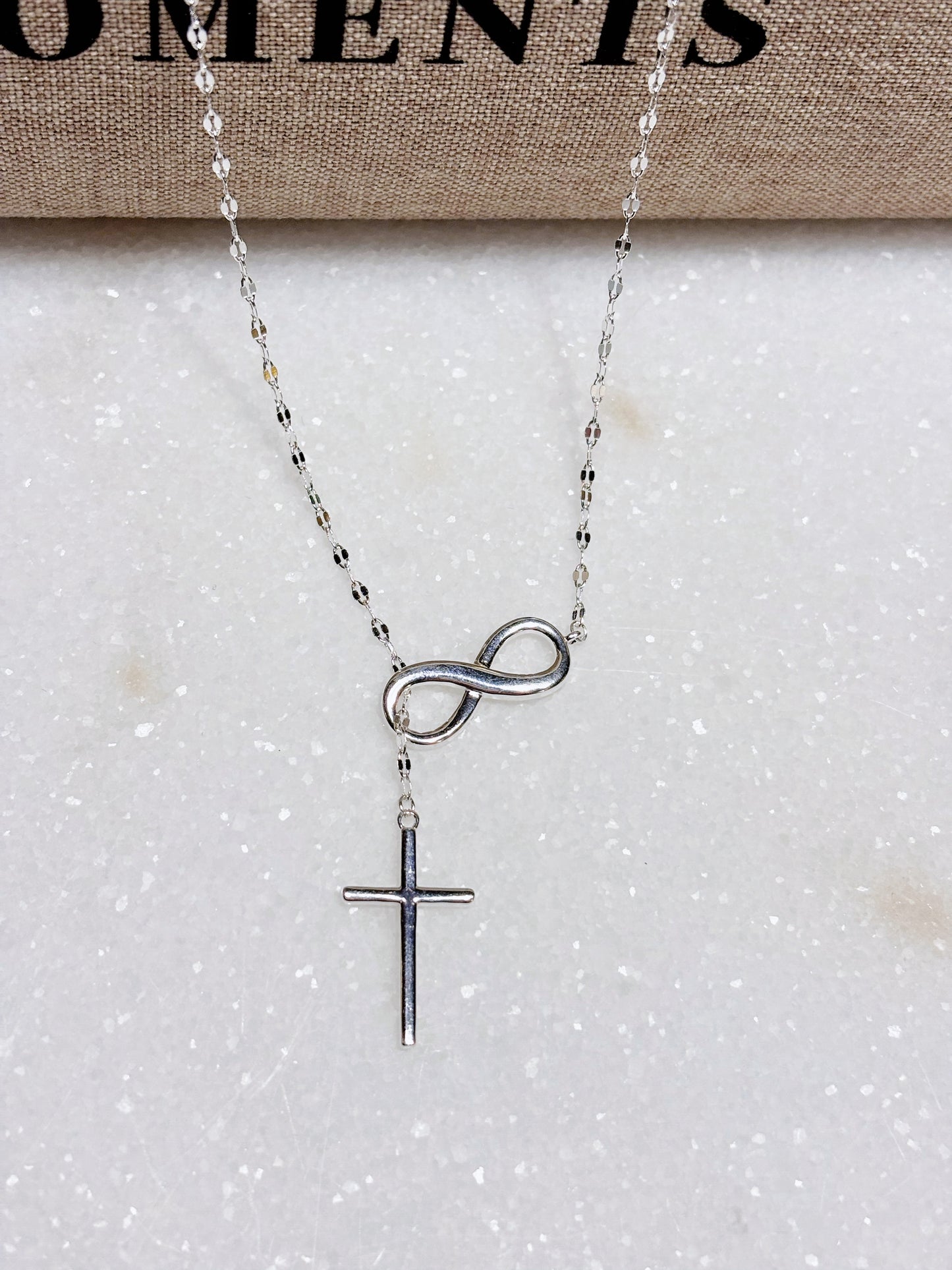 Collar cruz infinita