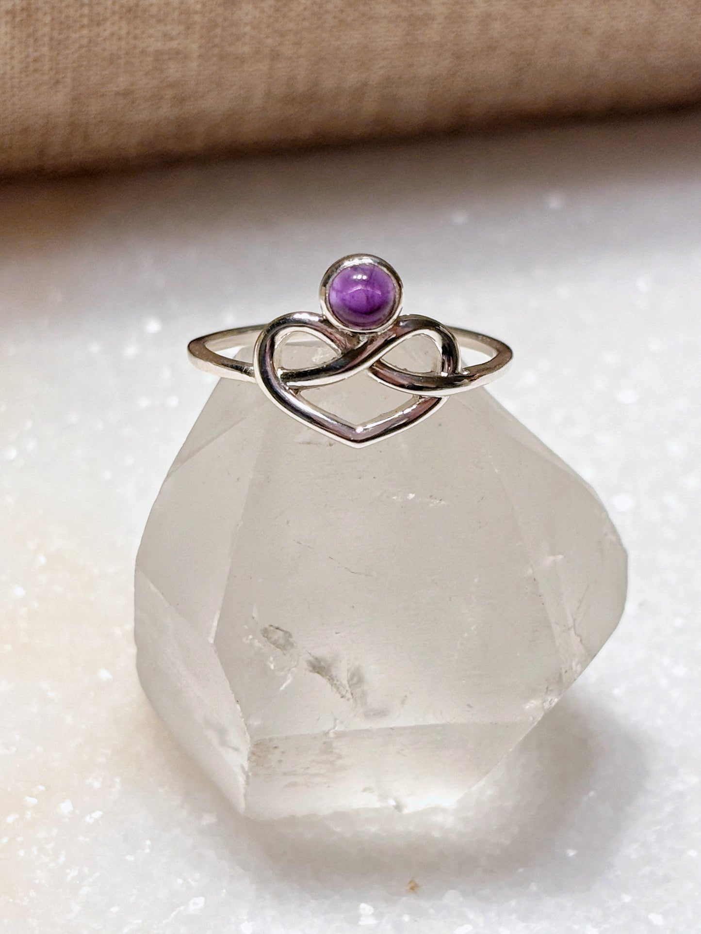 Anillo corazón infinito con amatista
