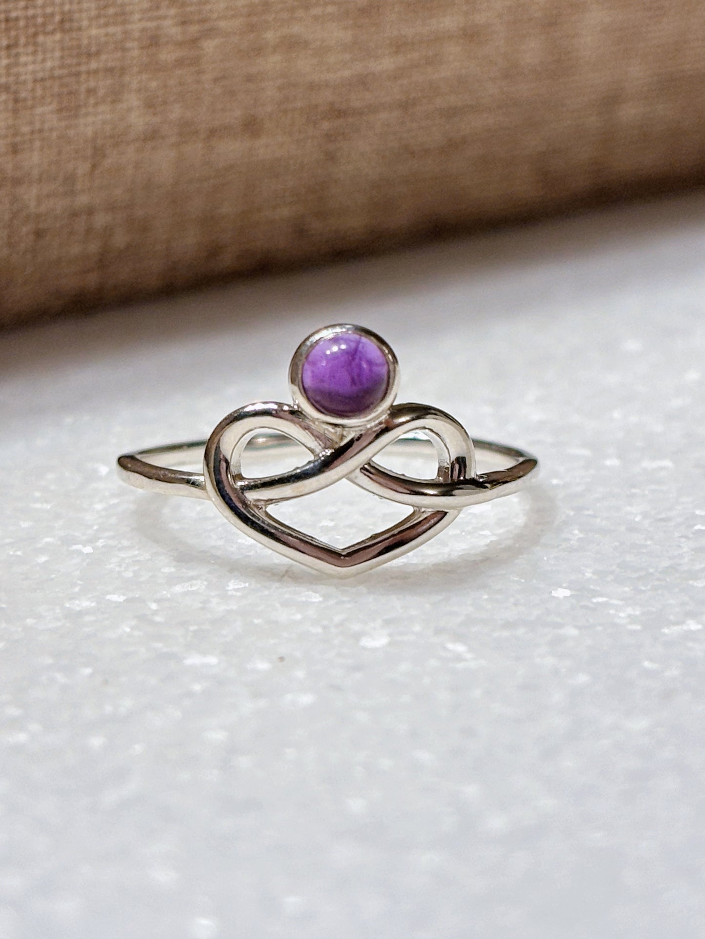 Anillo corazón infinito con amatista